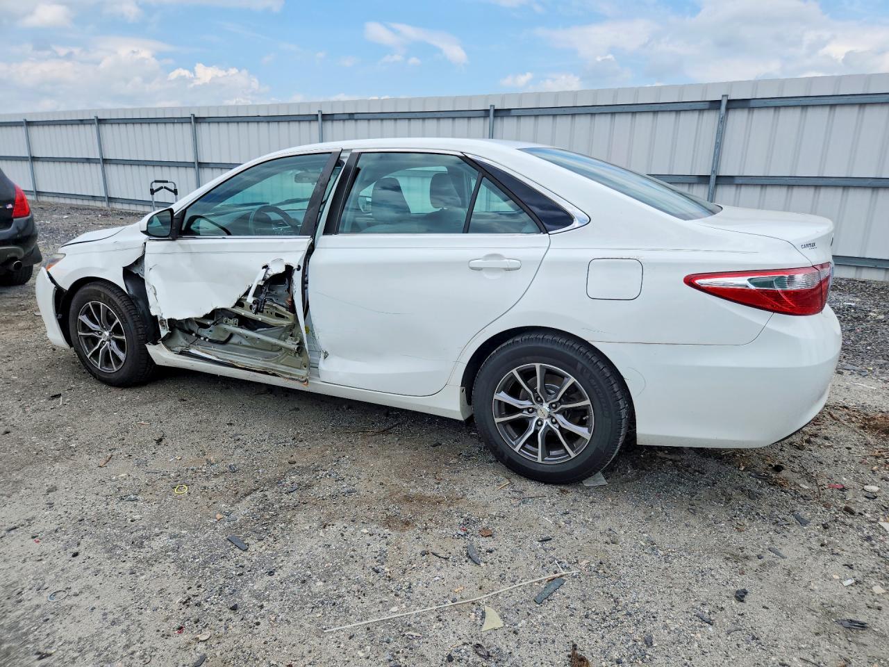 2015 Toyota Camry Le White vin: 4T1BF1FK4FU963373