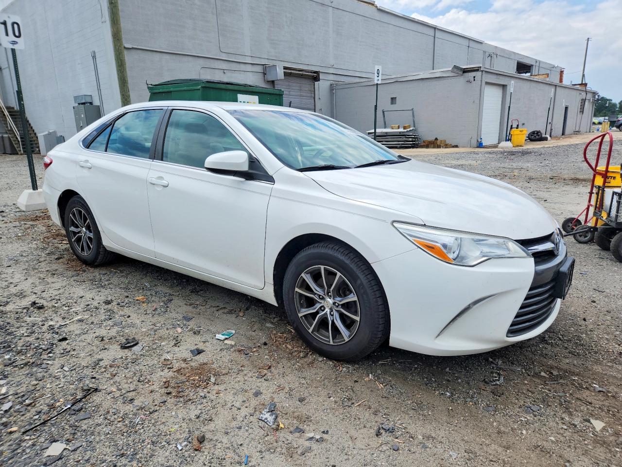 2015 Toyota Camry Le White vin: 4T1BF1FK4FU963373