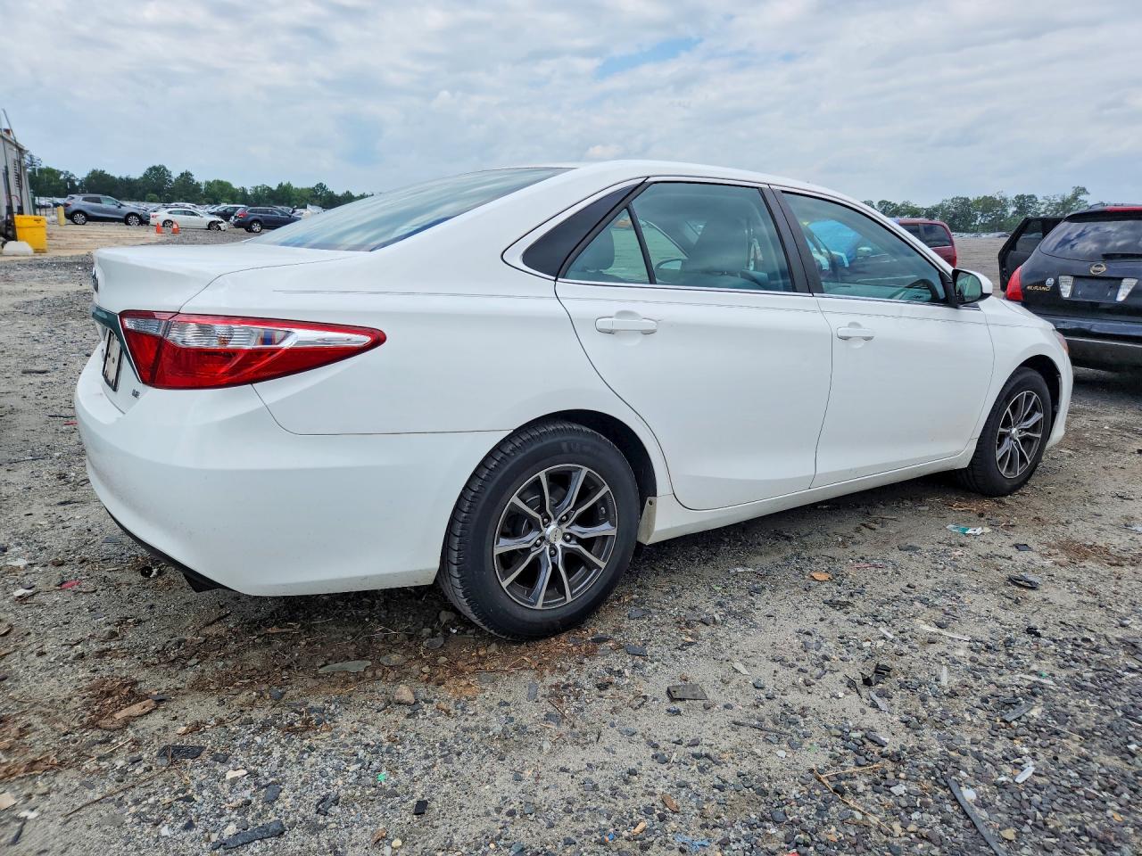2015 Toyota Camry Le White vin: 4T1BF1FK4FU963373