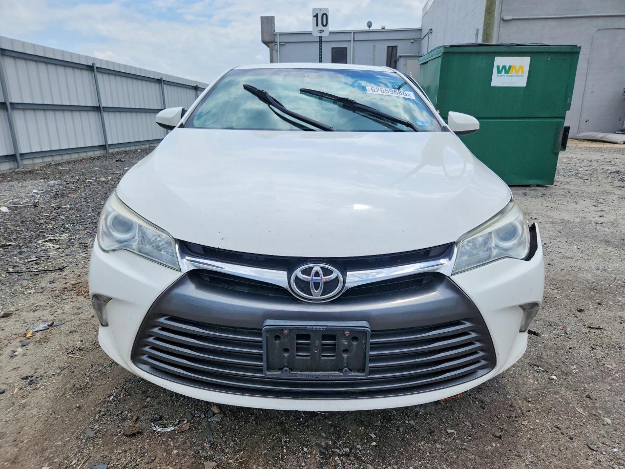 2015 Toyota Camry Le White vin: 4T1BF1FK4FU963373