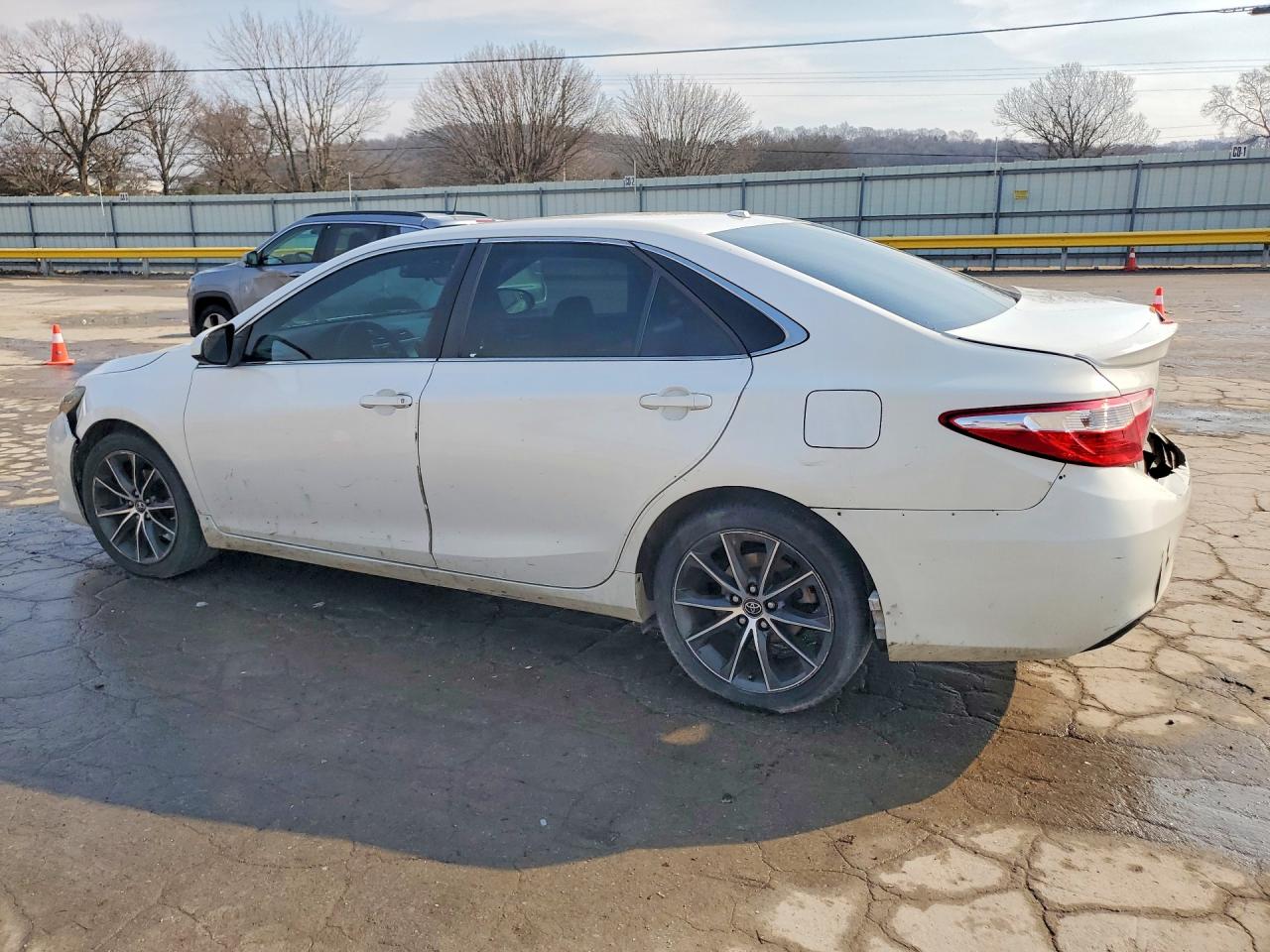 2016 Toyota Camry Le White vin: 4T1BF1FK4GU547891