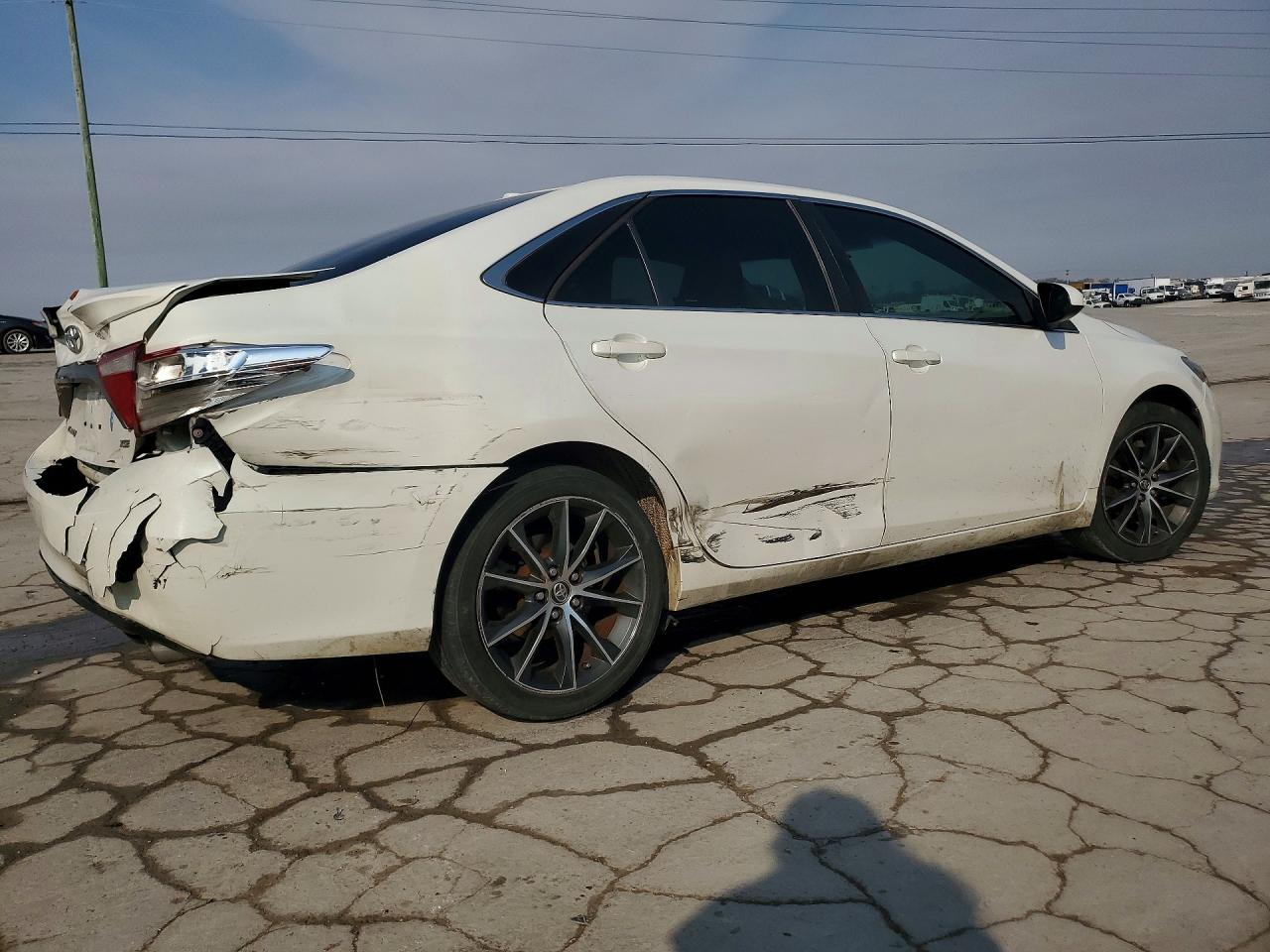 2016 Toyota Camry Le White vin: 4T1BF1FK4GU547891