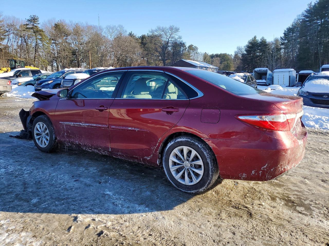 2017 Toyota Camry Le Maroon vin: 4T1BF1FK4HU774547