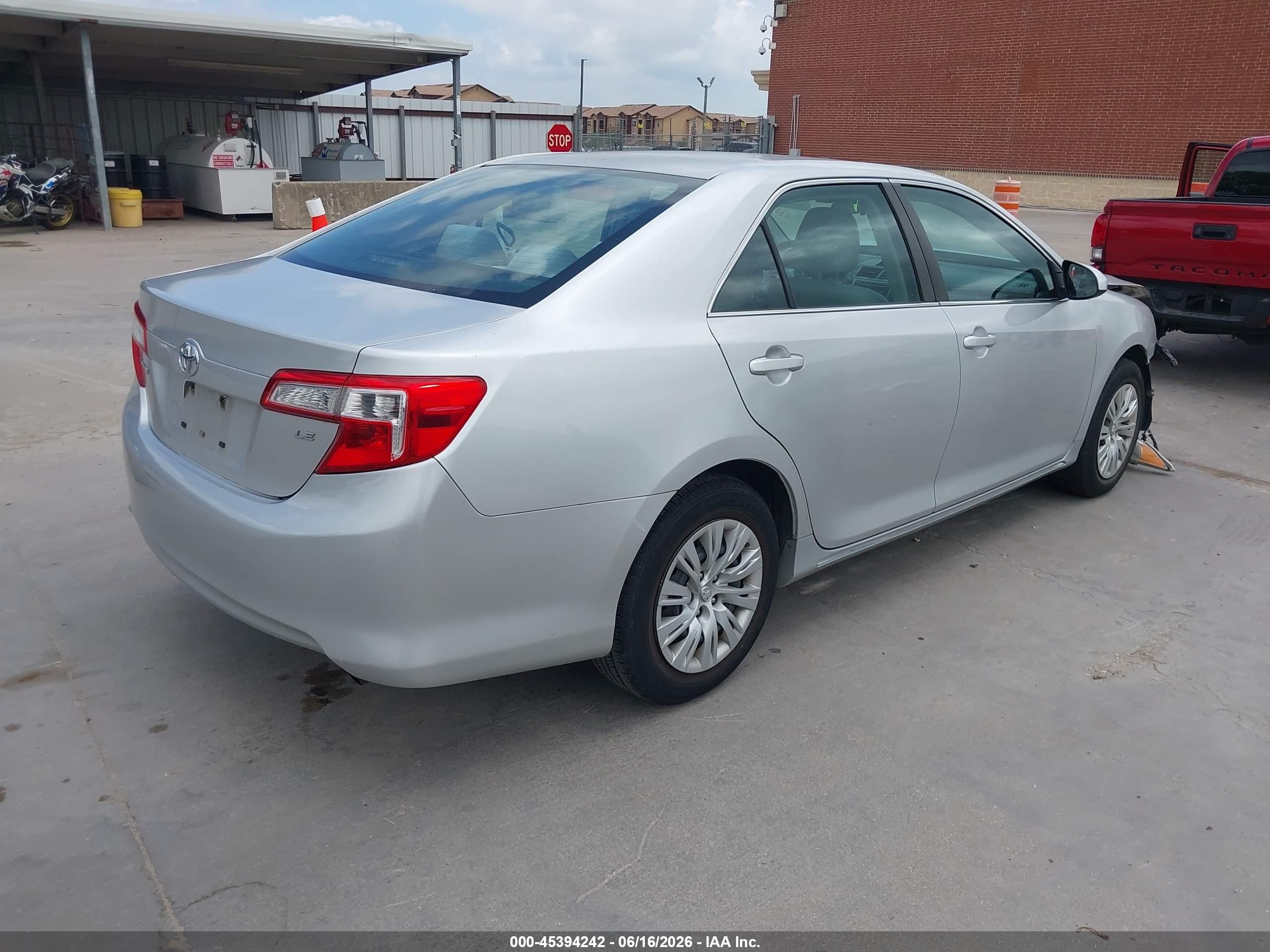 2014 Toyota Camry Le Серебряный vin: 4T1BF1FK5EU329049