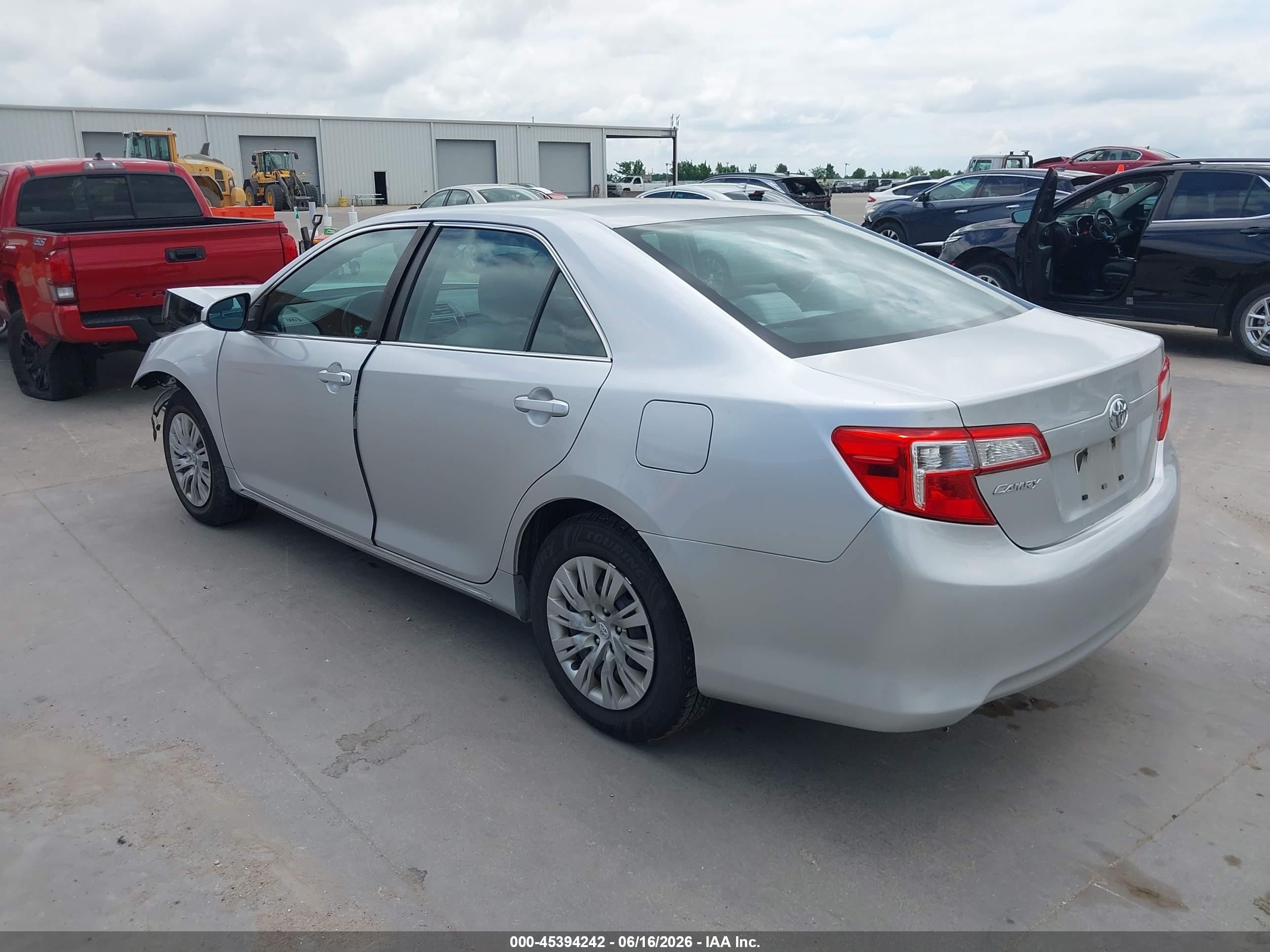 2014 Toyota Camry Le Серебряный vin: 4T1BF1FK5EU329049
