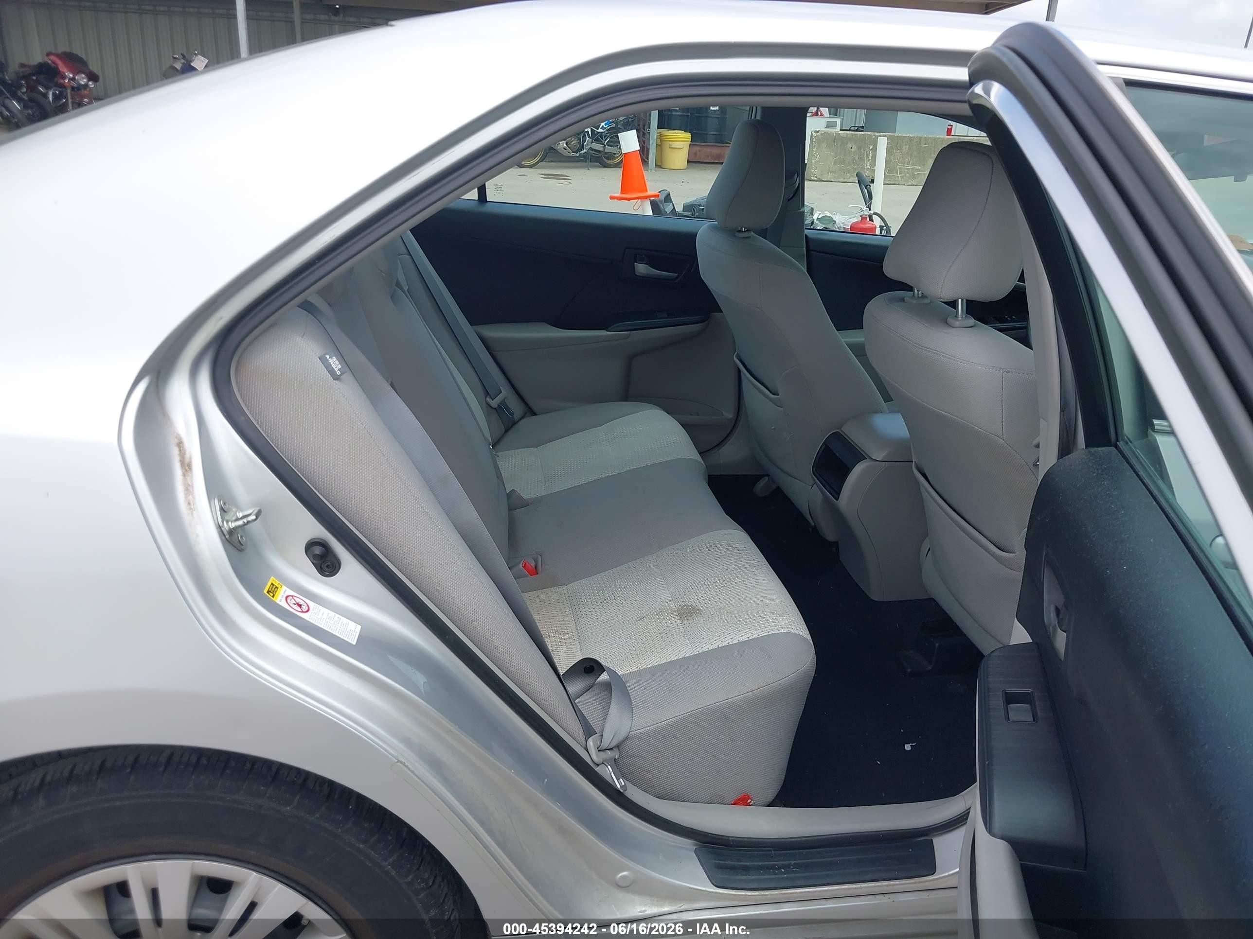 2014 Toyota Camry Le Серебряный vin: 4T1BF1FK5EU329049