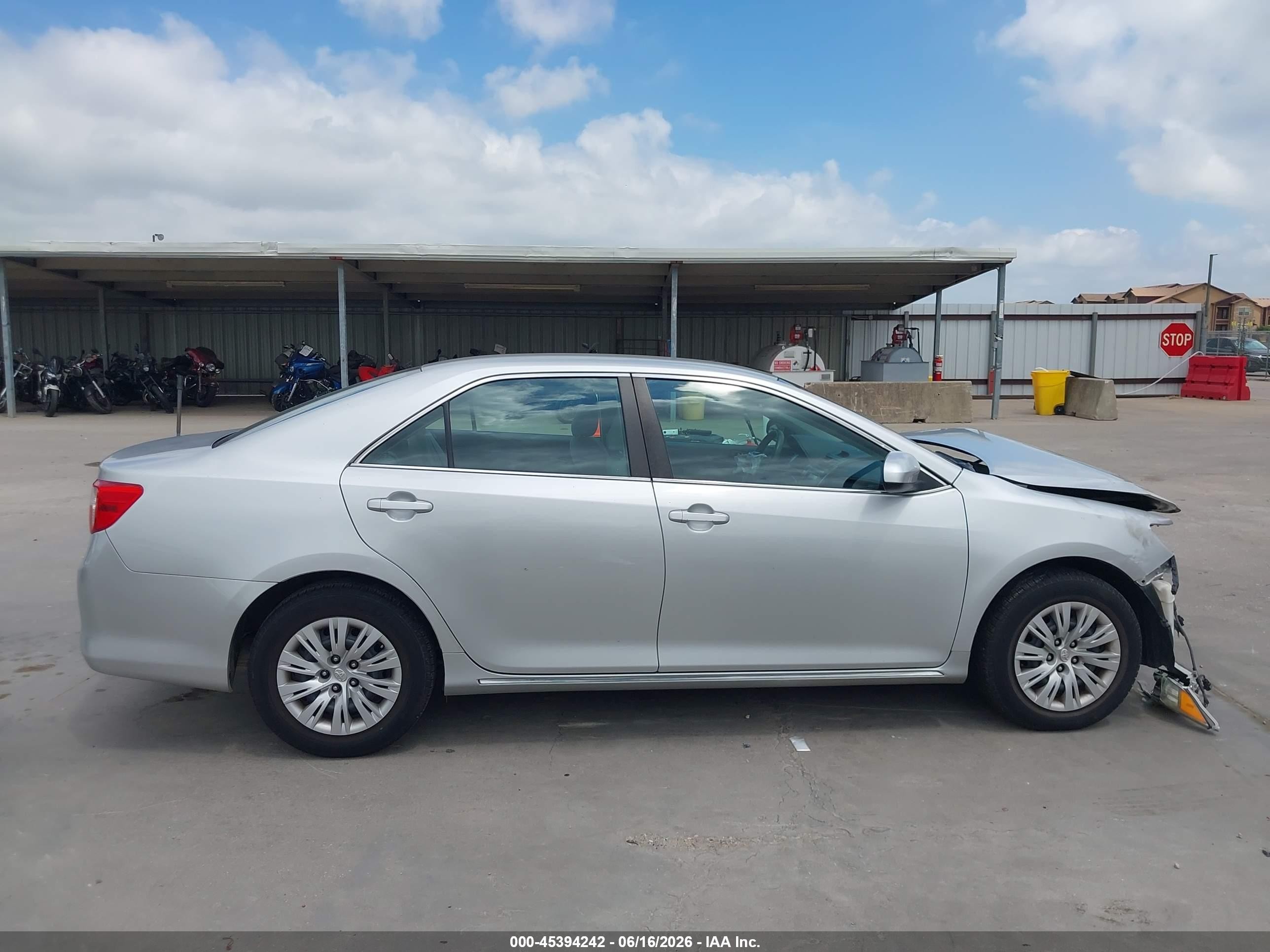 2014 Toyota Camry Le Серебряный vin: 4T1BF1FK5EU329049
