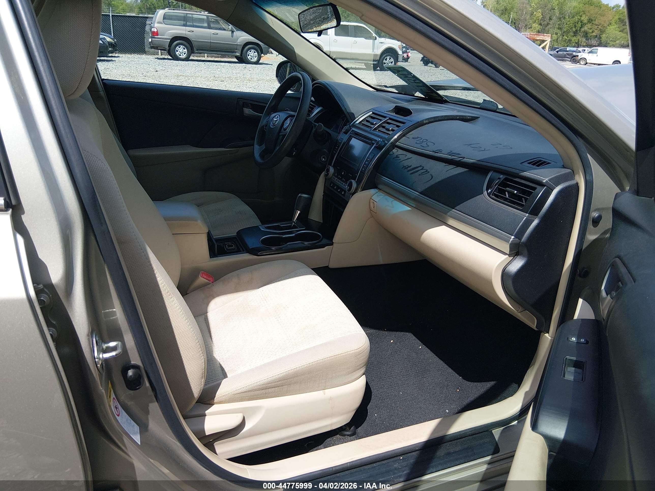 2014 Toyota Camry Le Tan vin: 4T1BF1FK5EU765867