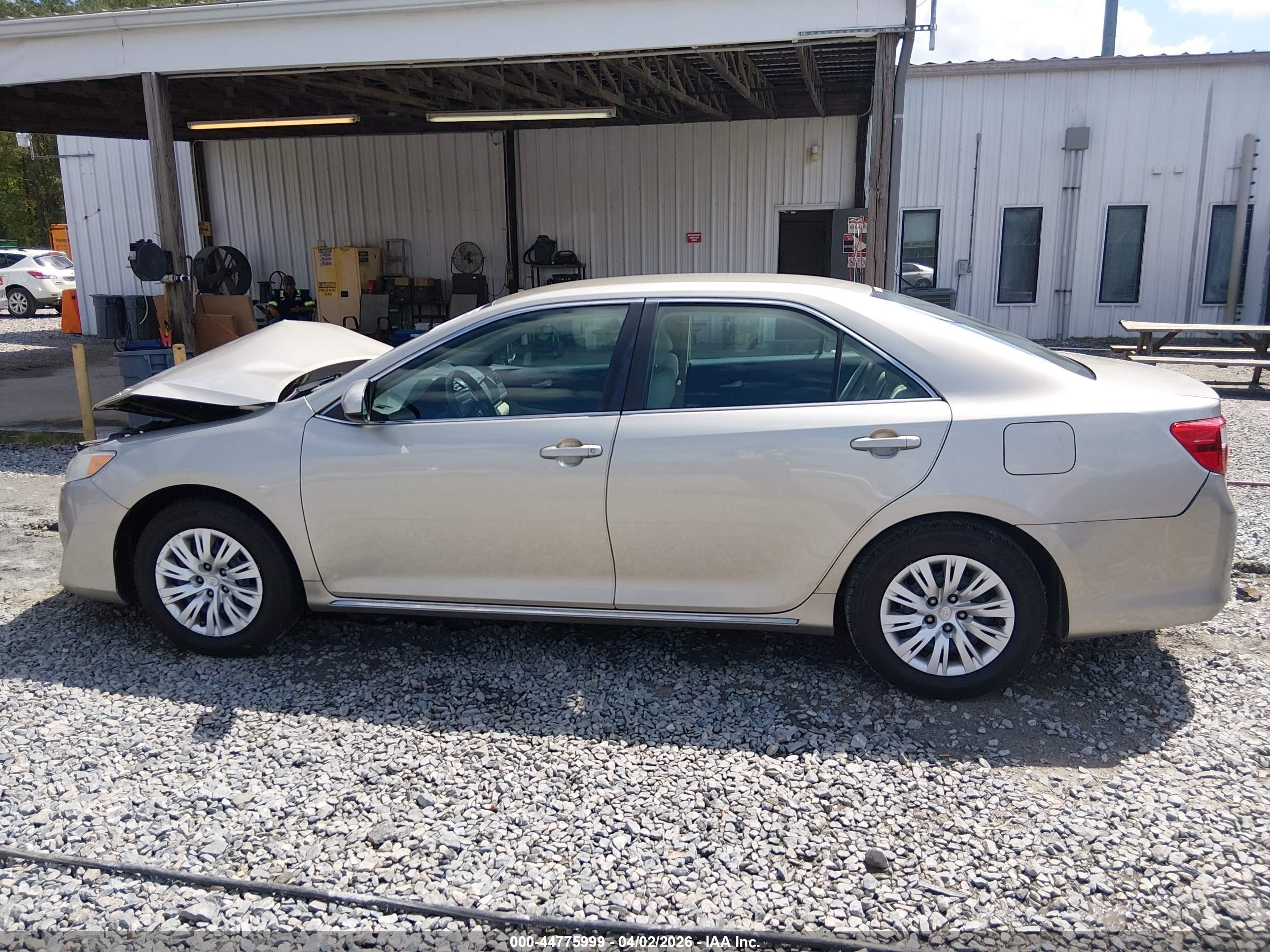 2014 Toyota Camry Le Tan vin: 4T1BF1FK5EU765867