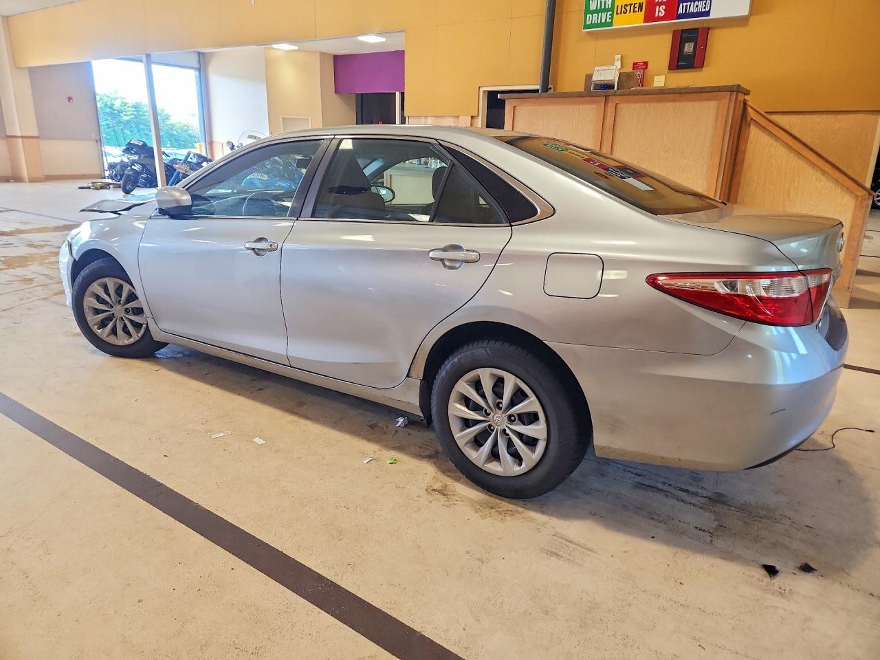 2015 Toyota Camry Le Серебряный vin: 4T1BF1FK5FU027780