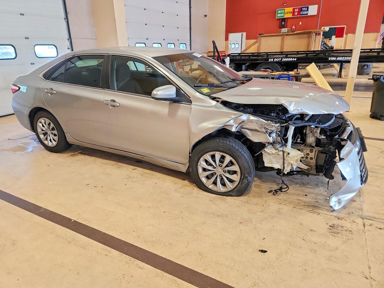 2015 Toyota Camry Le Серебряный vin: 4T1BF1FK5FU027780