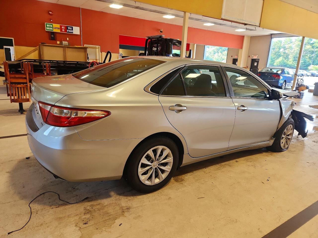 2015 Toyota Camry Le Серебряный vin: 4T1BF1FK5FU027780