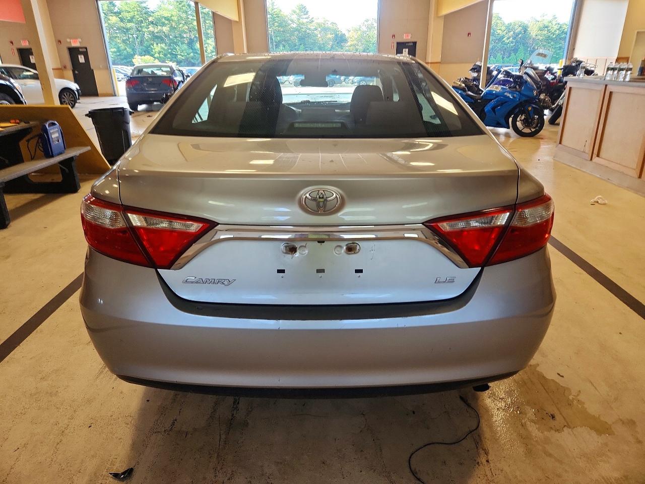 2015 Toyota Camry Le Серебряный vin: 4T1BF1FK5FU027780