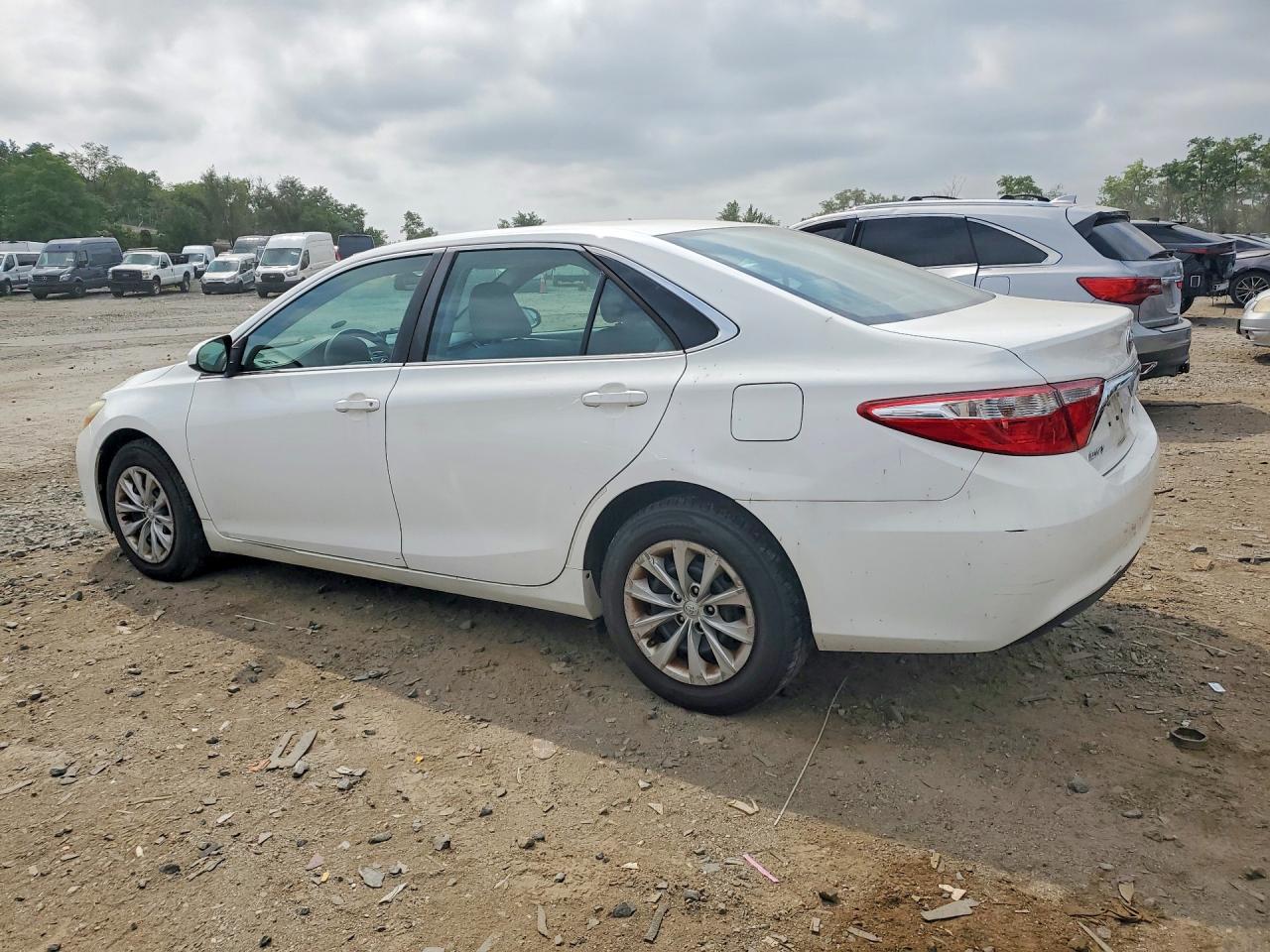 2015 Toyota Camry Le White vin: 4T1BF1FK5FU036155