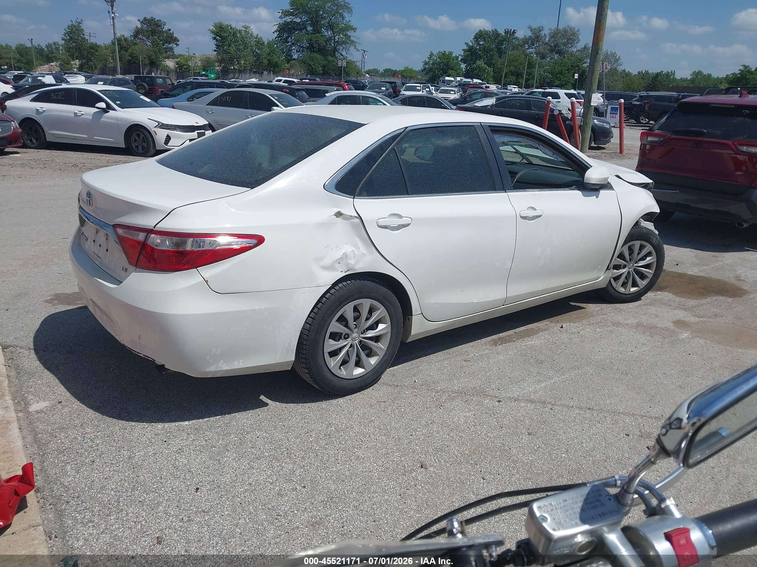 2015 Toyota Camry Le White vin: 4T1BF1FK5FU930270