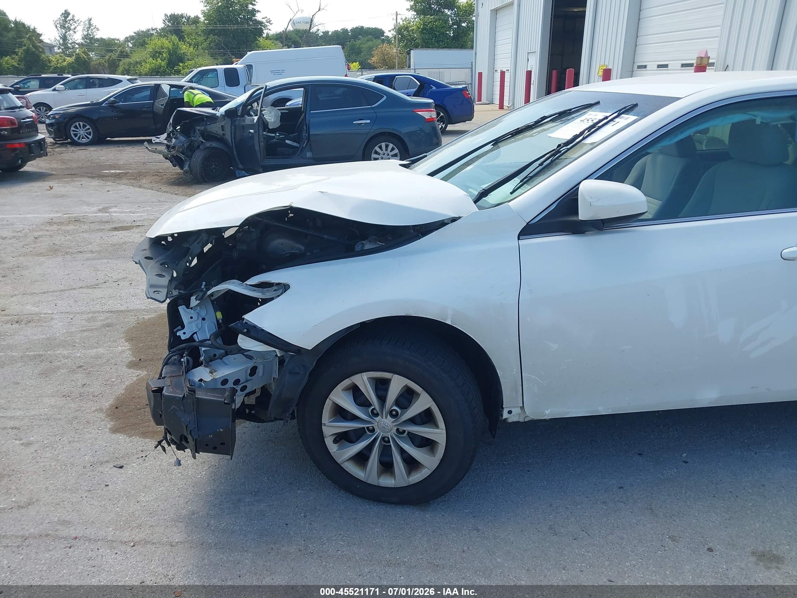 2015 Toyota Camry Le White vin: 4T1BF1FK5FU930270