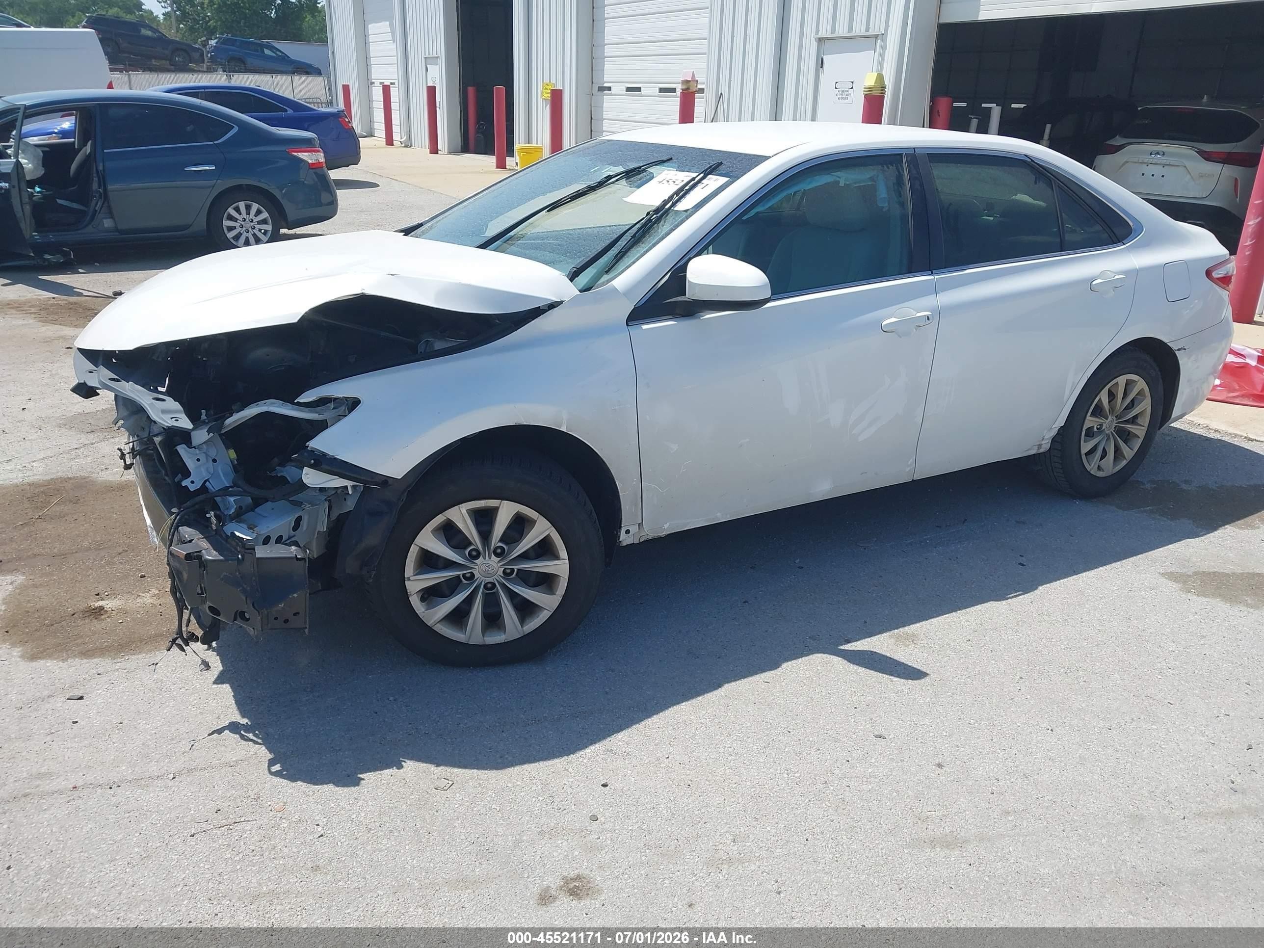 2015 Toyota Camry Le White vin: 4T1BF1FK5FU930270