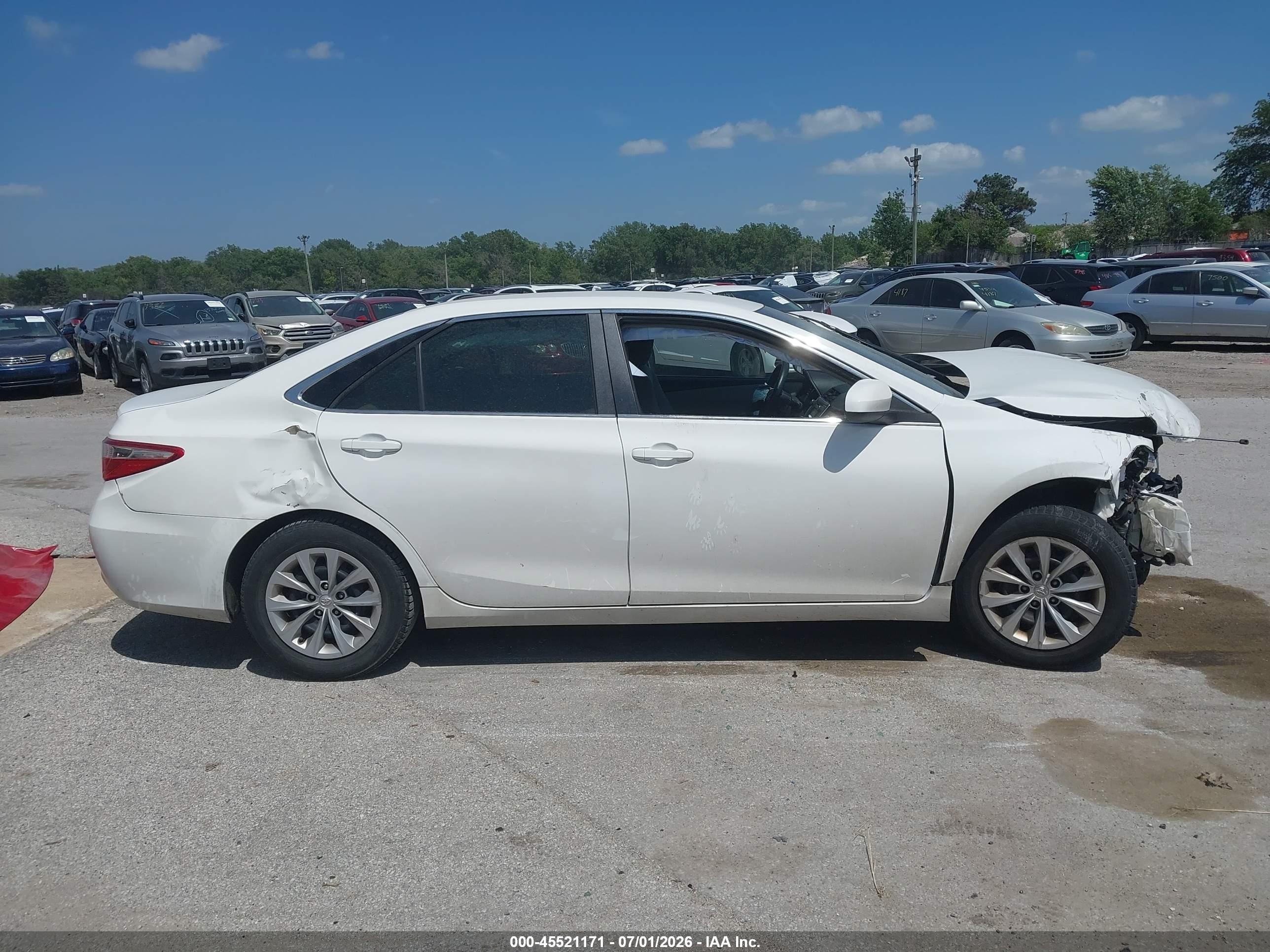 2015 Toyota Camry Le White vin: 4T1BF1FK5FU930270