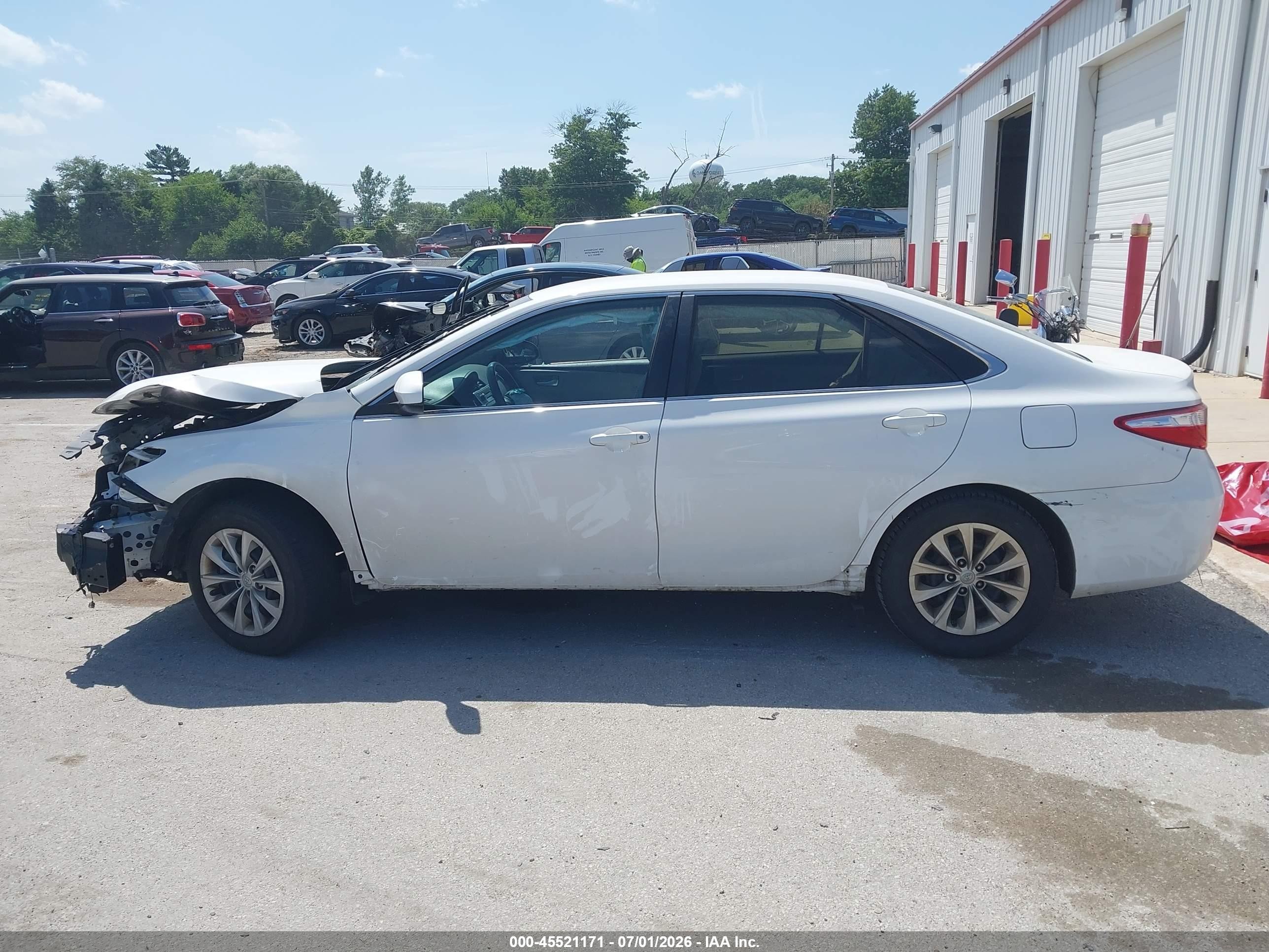 2015 Toyota Camry Le White vin: 4T1BF1FK5FU930270