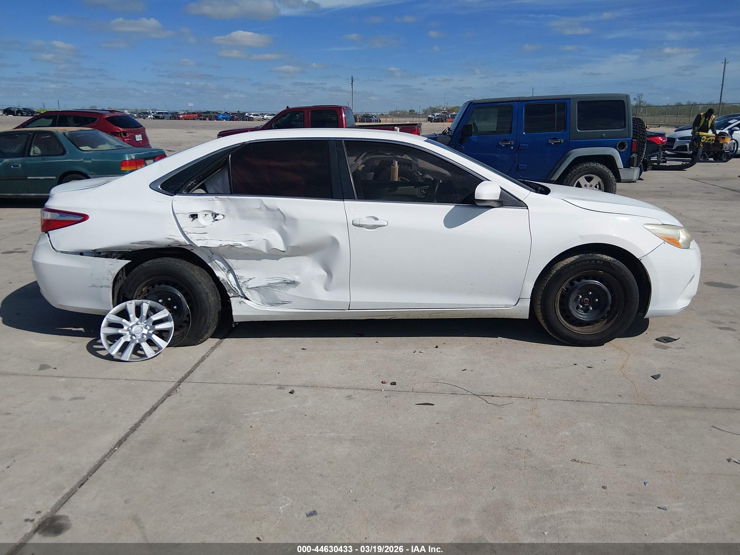 2015 Toyota Camry Le Белый vin: 4T1BF1FK5FU931757