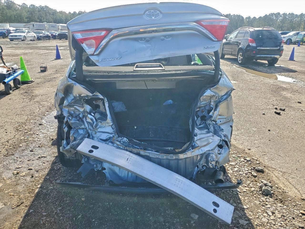 2015 Toyota Camry Le Серебряный vin: 4T1BF1FK5FU934545