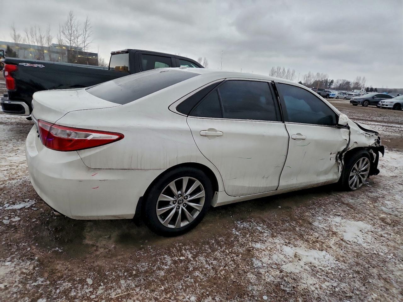 2015 Toyota Camry Le White vin: 4T1BF1FK5FU984510