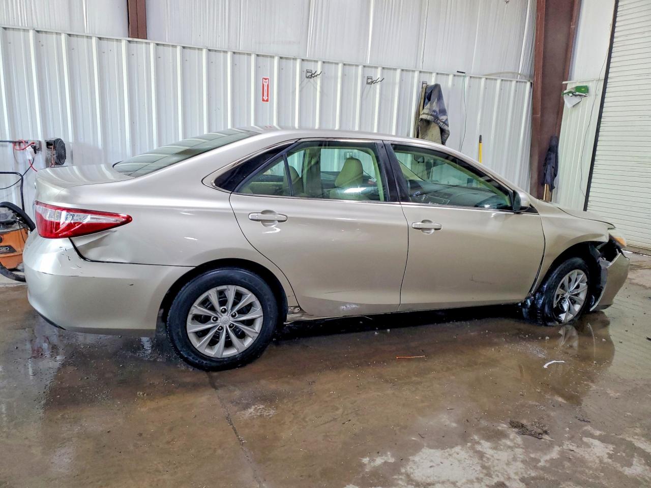 2017 Toyota Camry Le Gold vin: 4T1BF1FK5HU435912