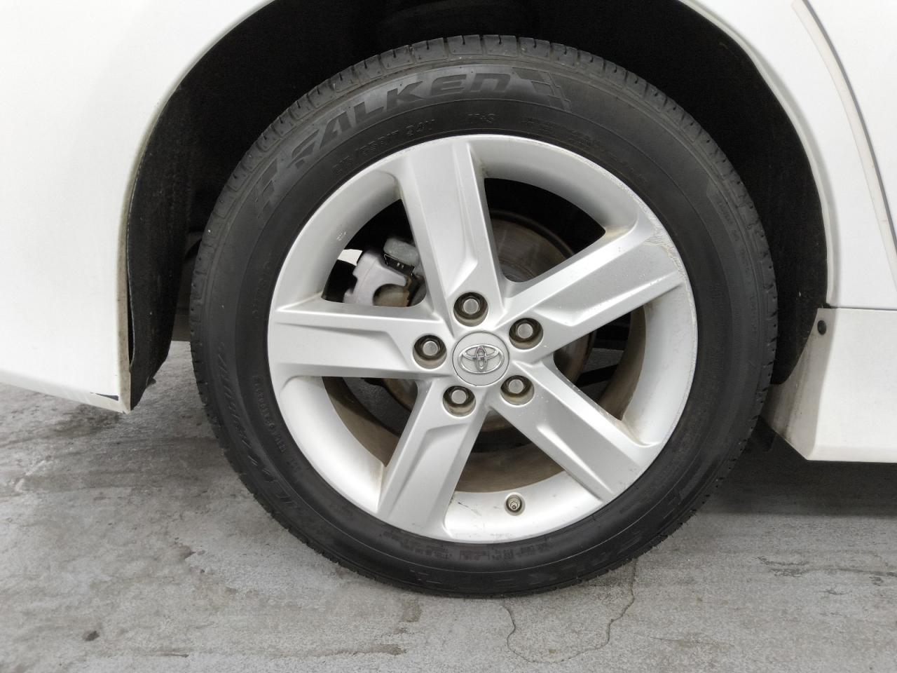 2013 Toyota Camry Se White vin: 4T1BF1FK6DU245448 Damage: Right Rear Wheel, Curb Rash, > 12 Inches