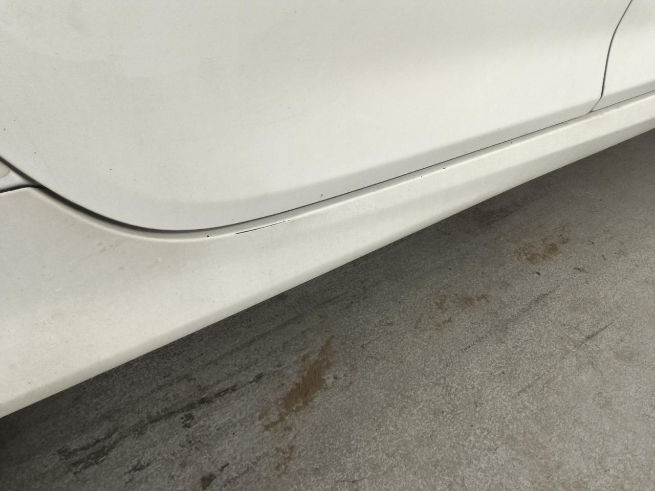 2013 Toyota Camry Se White vin: 4T1BF1FK6DU245448 Damage: Right Rocker Panel Molding, Heavy Scratch, 3 To 4 Inches
