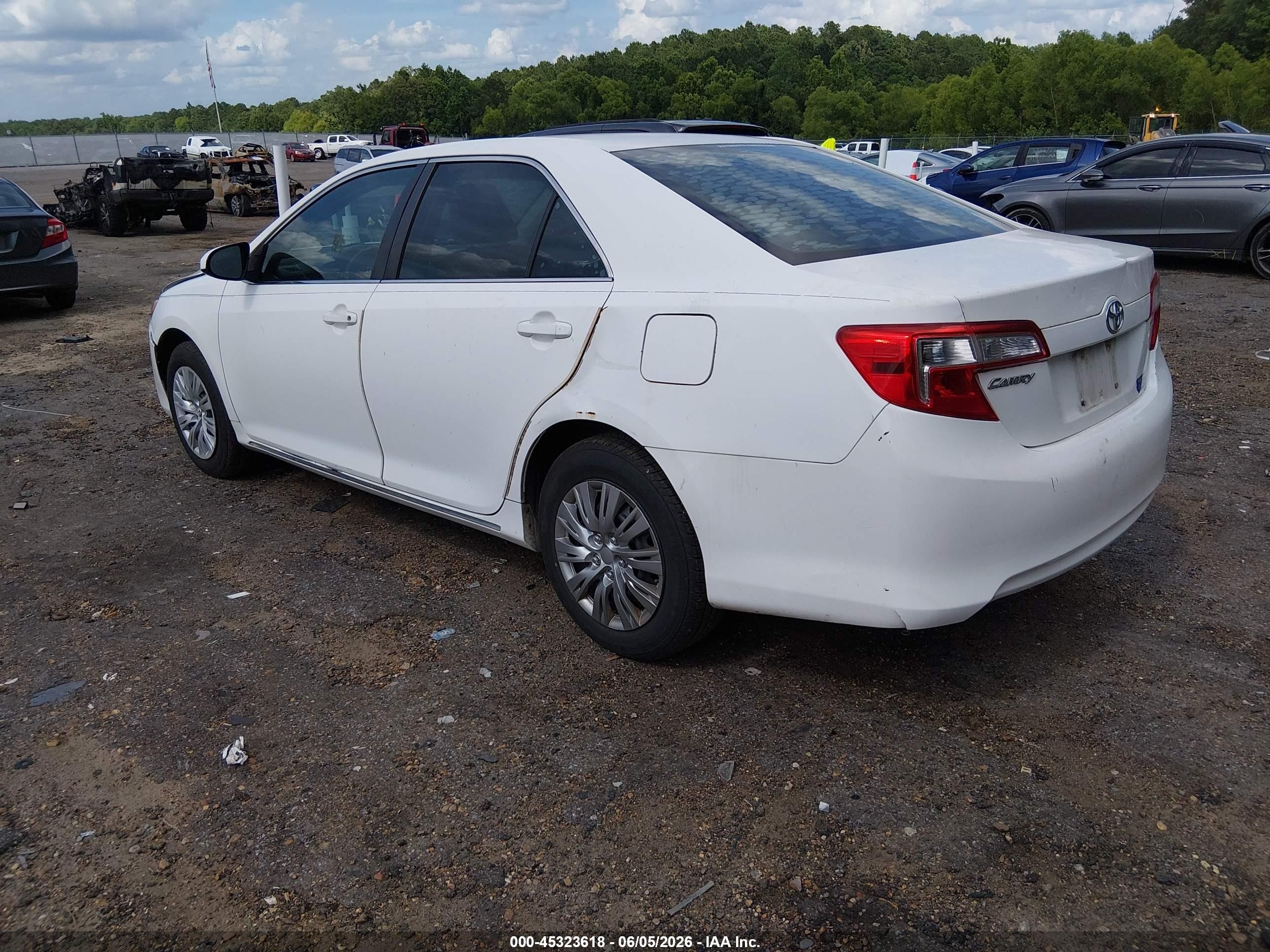 2013 Toyota Camry Le White vin: 4T1BF1FK6DU650080