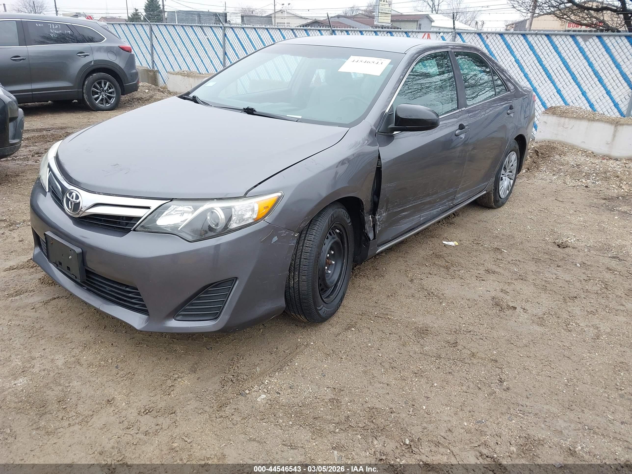 2014 Toyota Camry Le Серебряный vin: 4T1BF1FK6EU309568