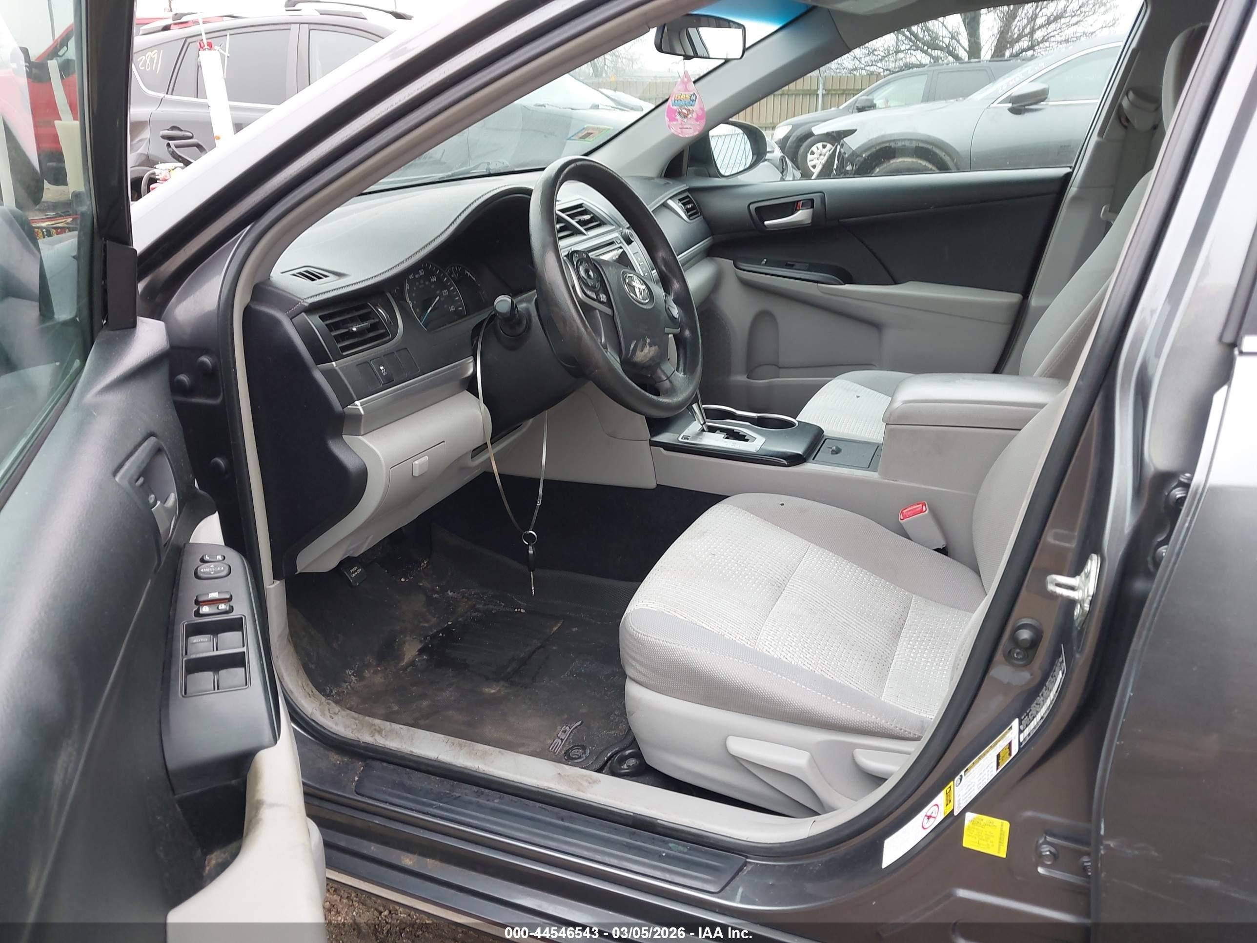 2014 Toyota Camry Le Серебряный vin: 4T1BF1FK6EU309568