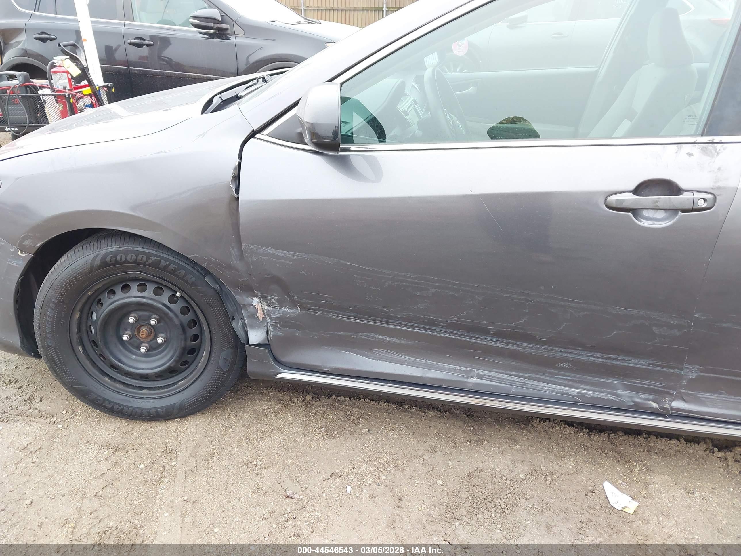 2014 Toyota Camry Le Серебряный vin: 4T1BF1FK6EU309568