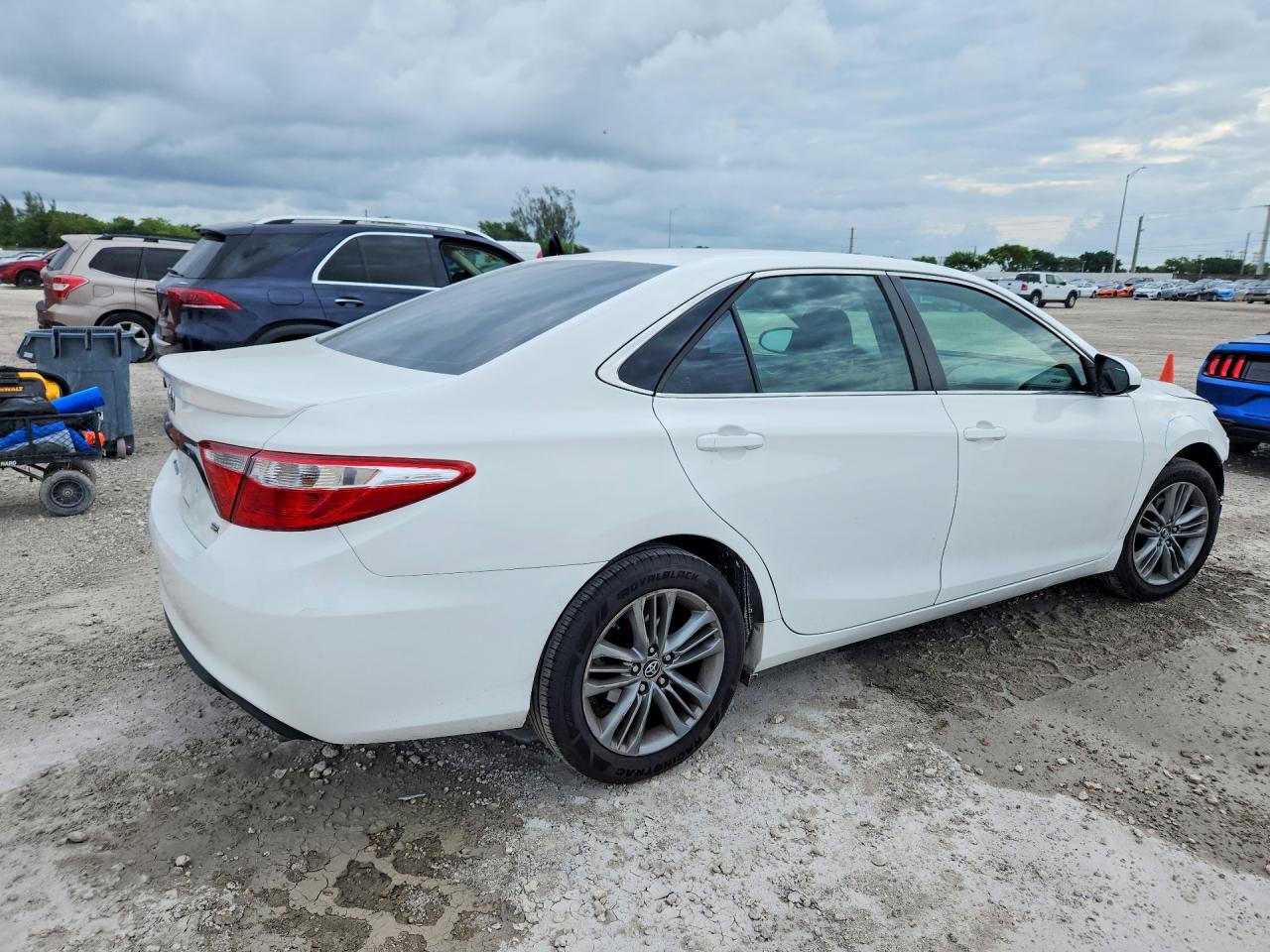 2015 Toyota Camry Se White vin: 4T1BF1FK6FU884562