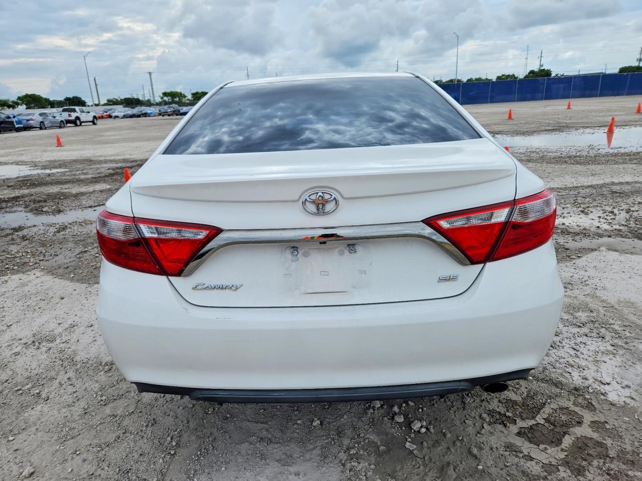 2015 Toyota Camry Se White vin: 4T1BF1FK6FU884562