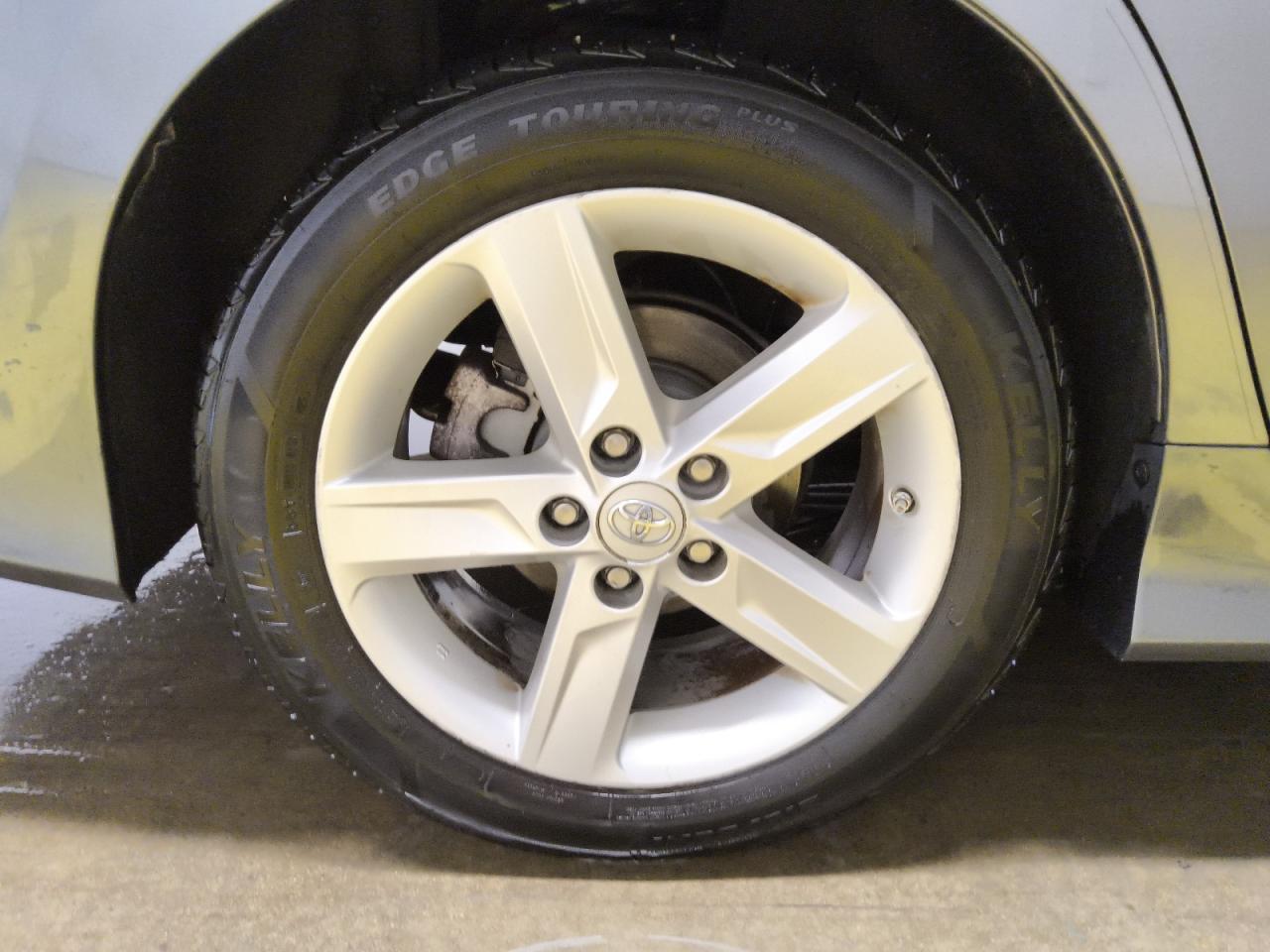 2014 Toyota Camry Se Gray vin: 4T1BF1FK7EU462928 Damage: Right Rear Wheel, Curb Rash, > 12 Inches