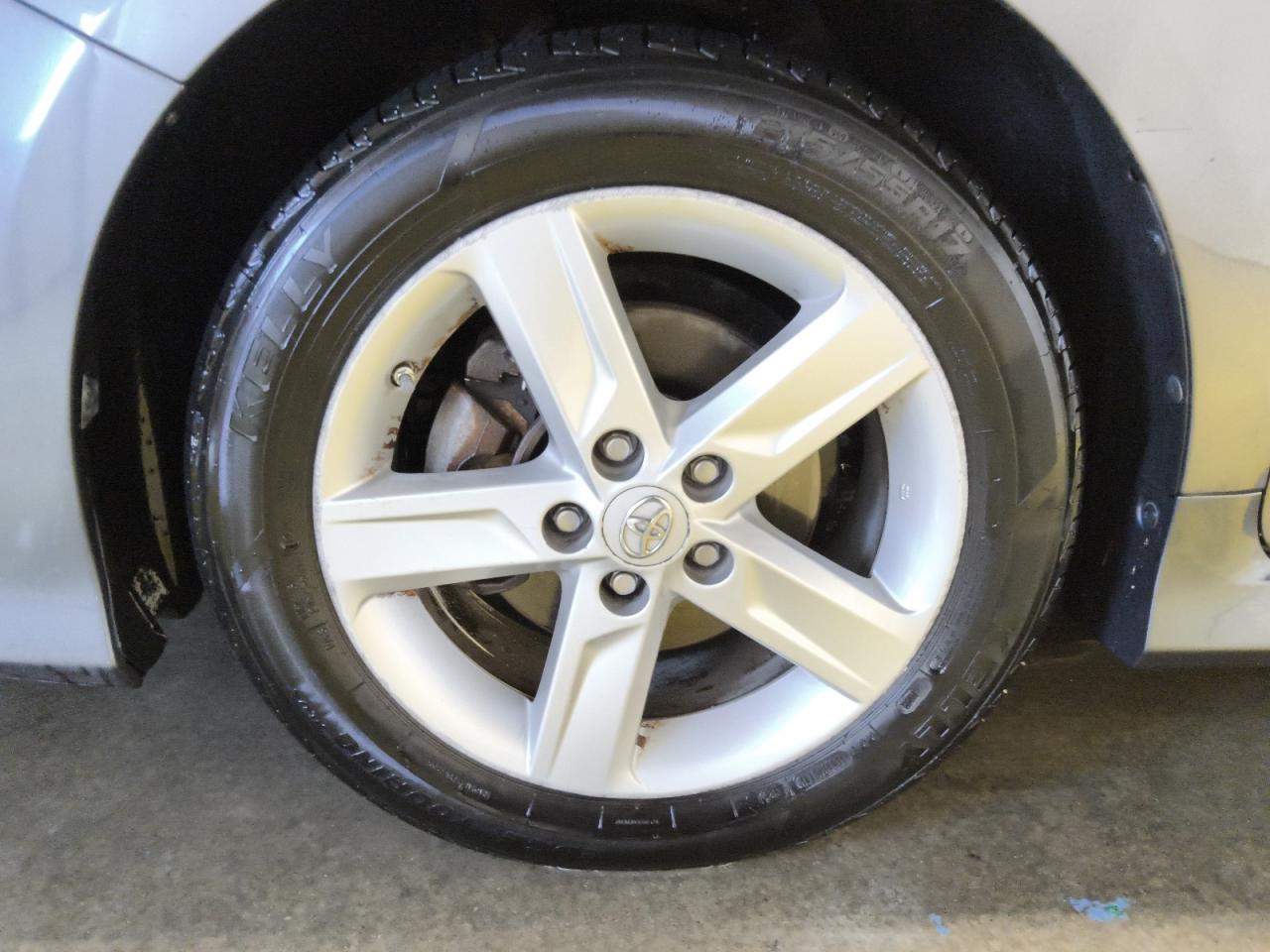 2014 Toyota Camry Se Gray vin: 4T1BF1FK7EU462928 Damage: Left Front Wheel, Curb Rash, > 12 Inches
