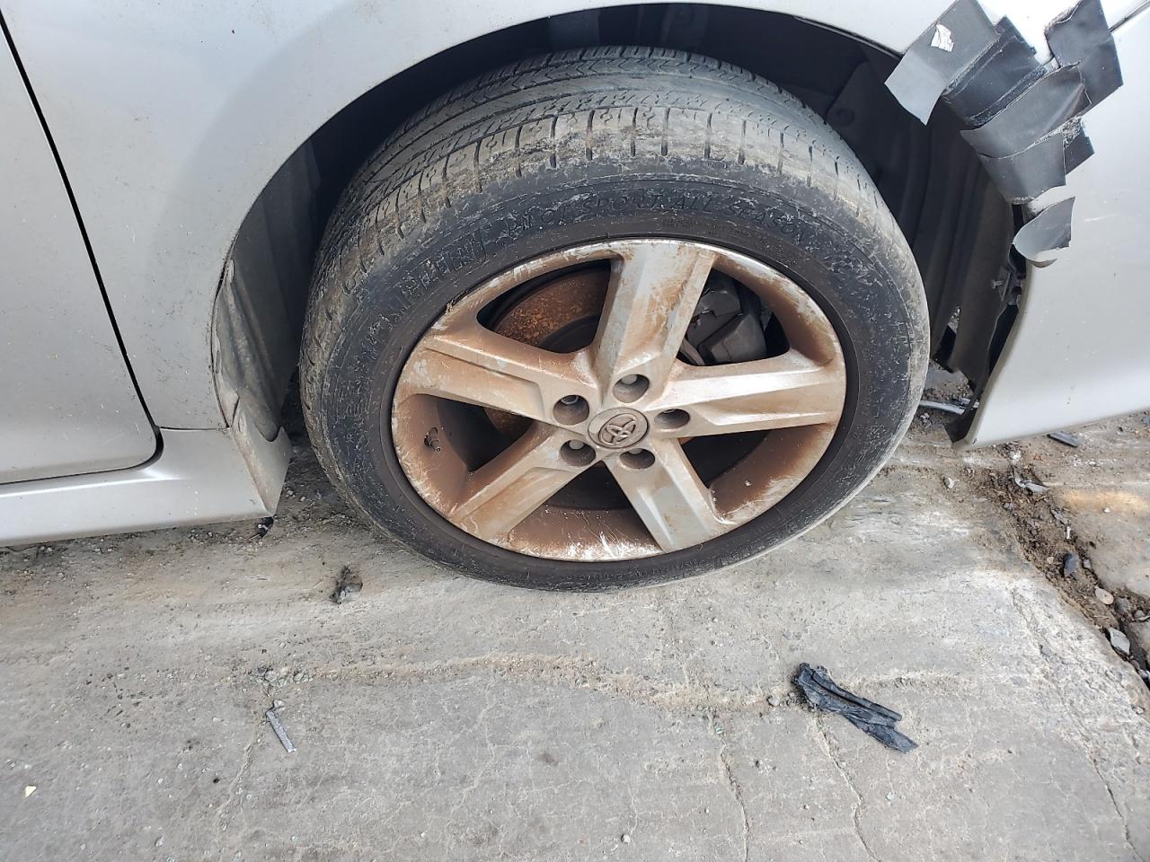 2014 Toyota Camry Se Серебряный vin: 4T1BF1FK7EU740405 Damage: Right Front Wheel, Curb Rash, > 12 Inches
