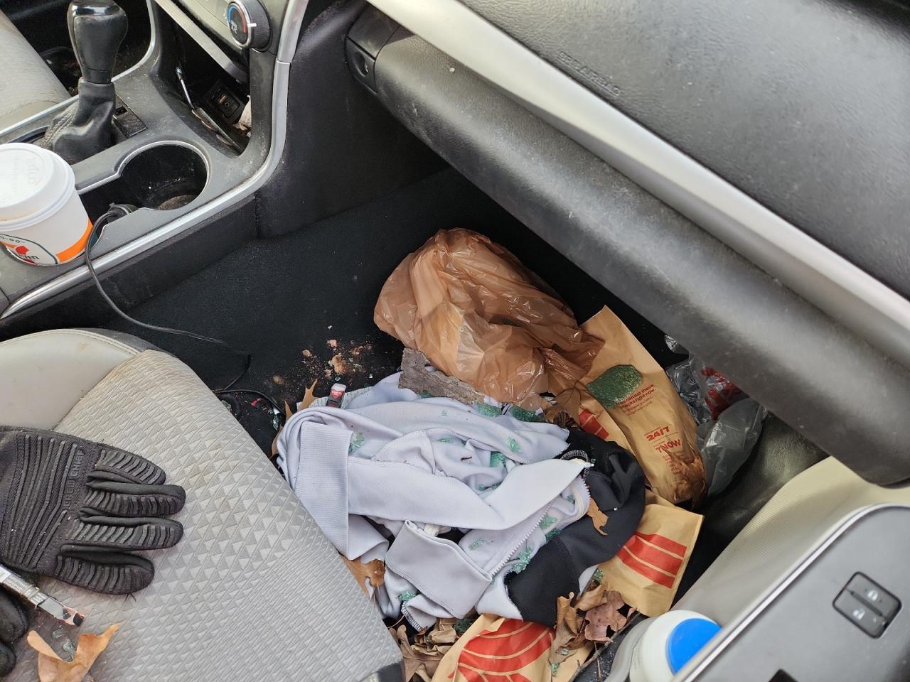 2015 Toyota Camry Le Черный vin: 4T1BF1FK7FU010592 Damage: Right Front Carpet, Stained, Permanent
