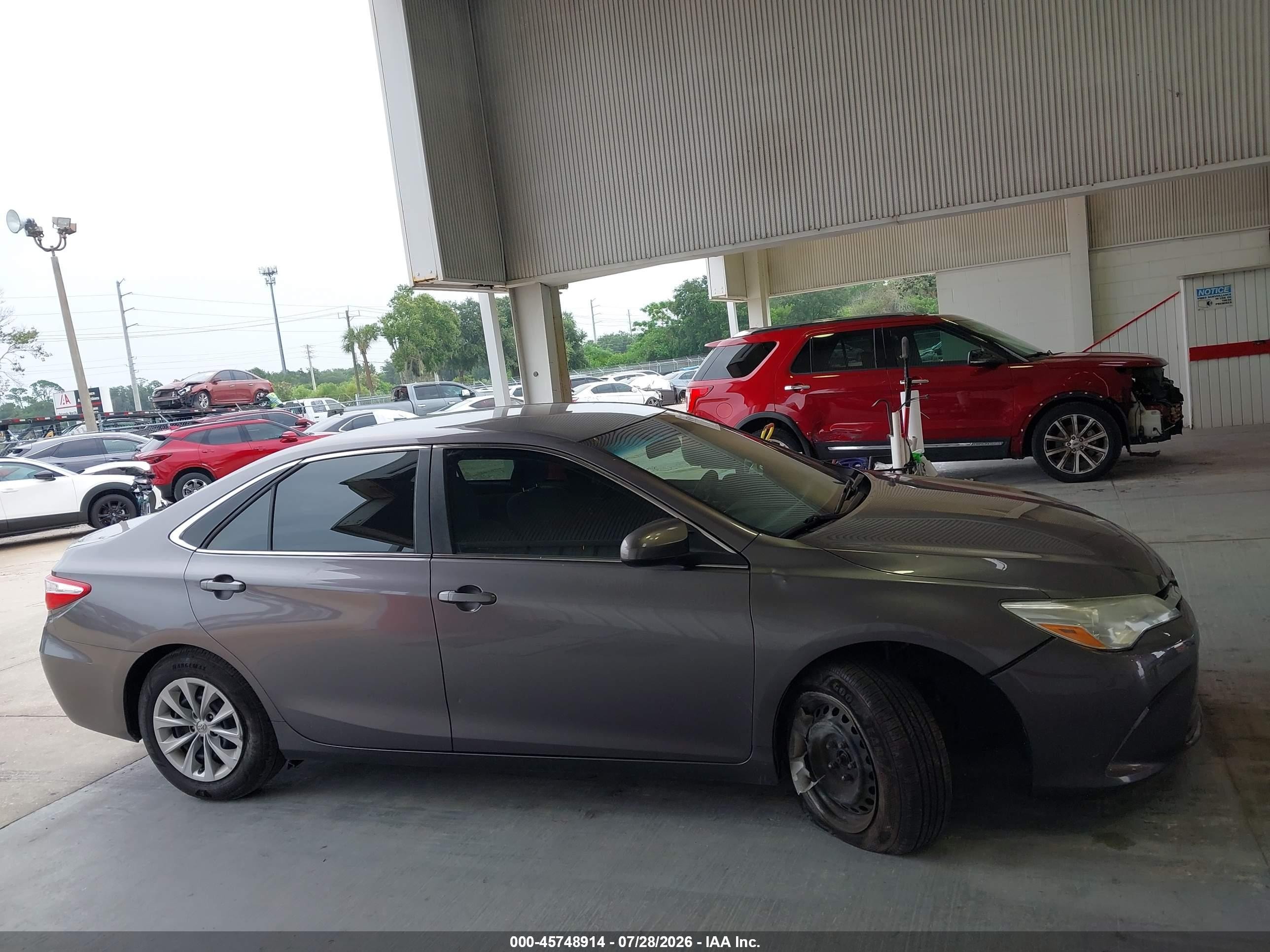 2015 Toyota Camry Le Gray vin: 4T1BF1FK7FU027070