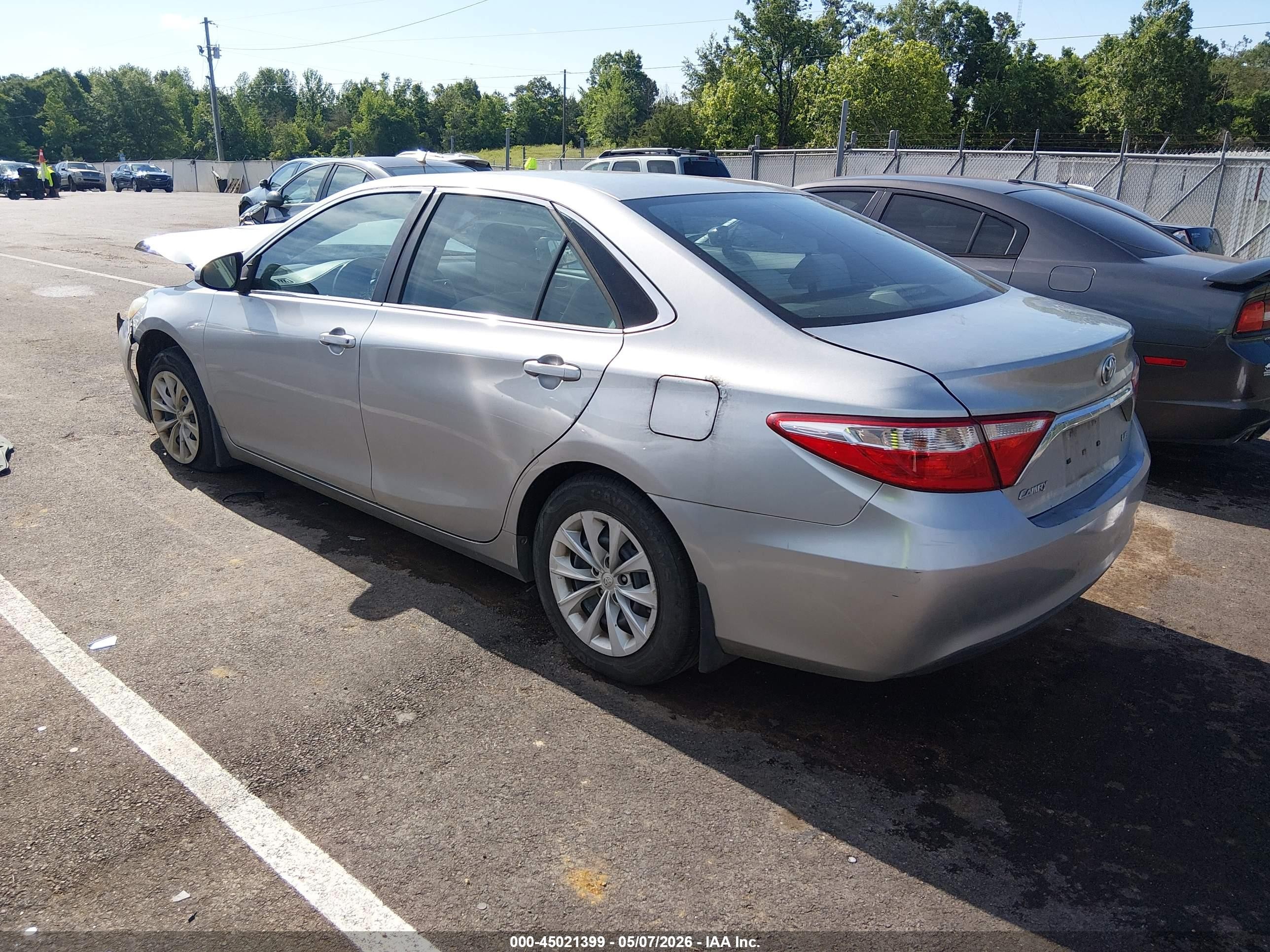 2015 Toyota Camry Le Серебряный vin: 4T1BF1FK7FU087527