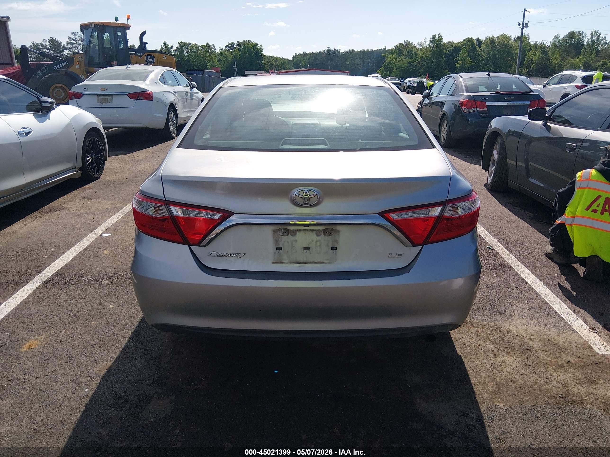 2015 Toyota Camry Le Серебряный vin: 4T1BF1FK7FU087527