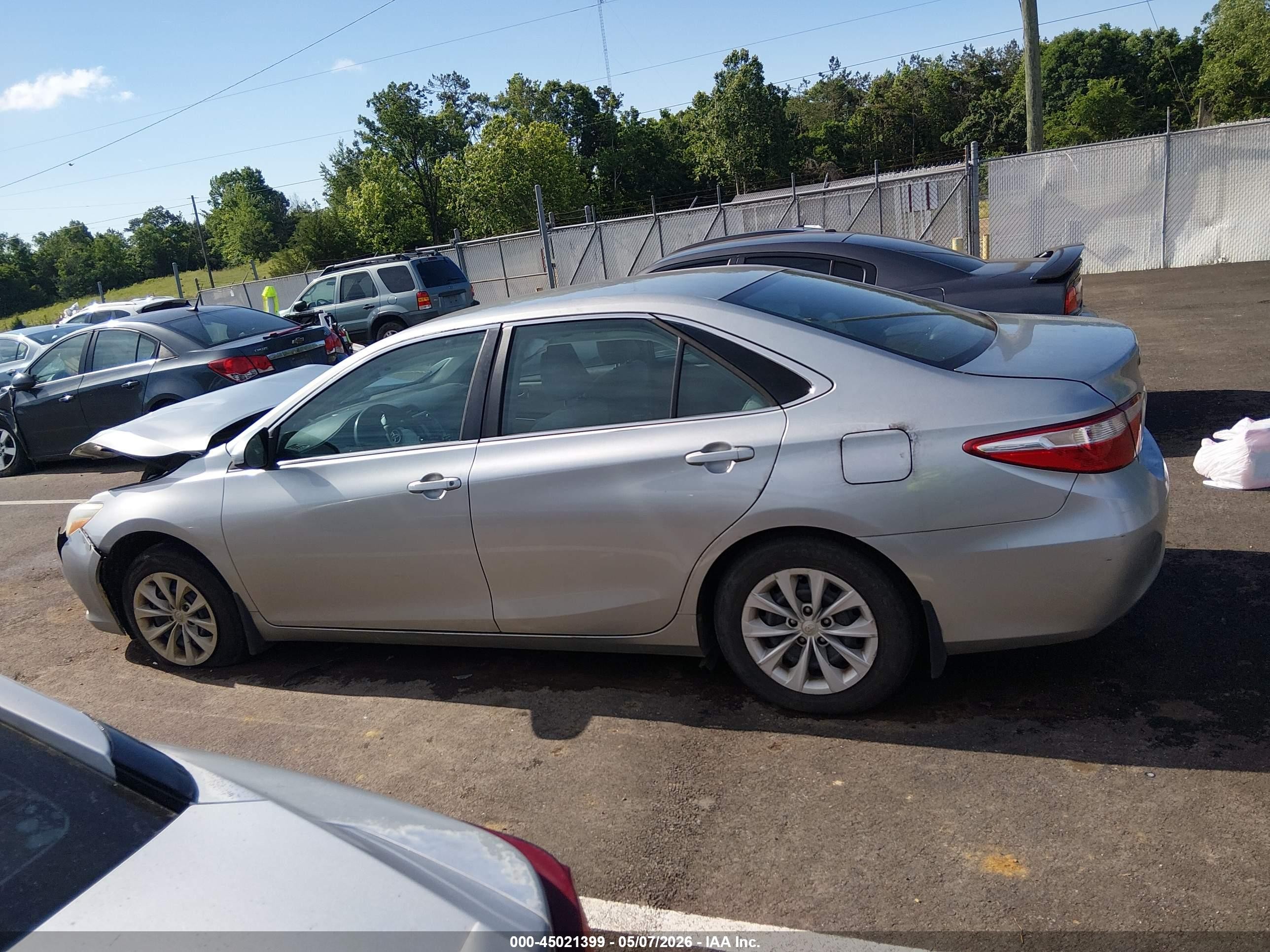 2015 Toyota Camry Le Серебряный vin: 4T1BF1FK7FU087527