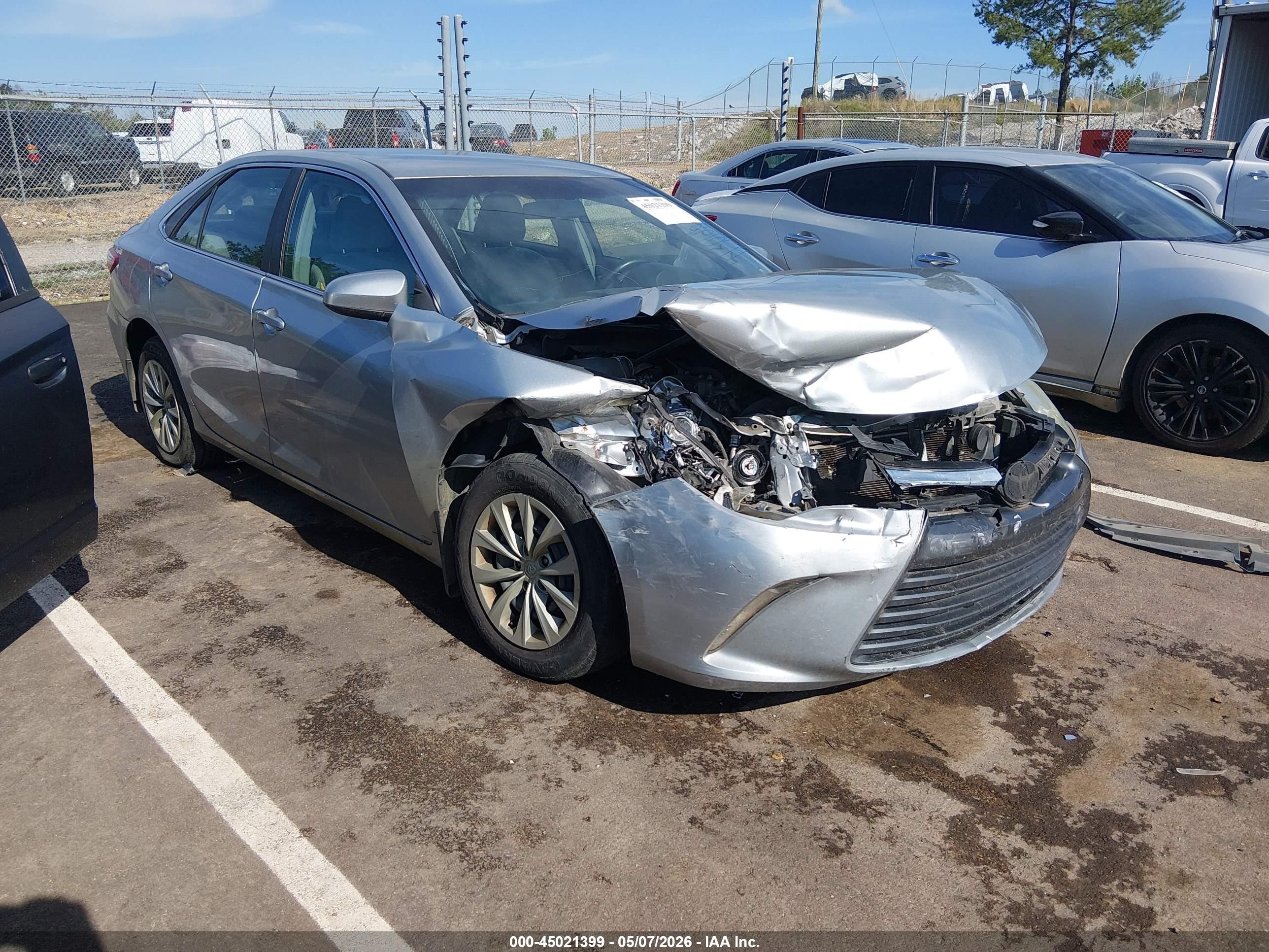 2015 Toyota Camry Le Серебряный vin: 4T1BF1FK7FU087527