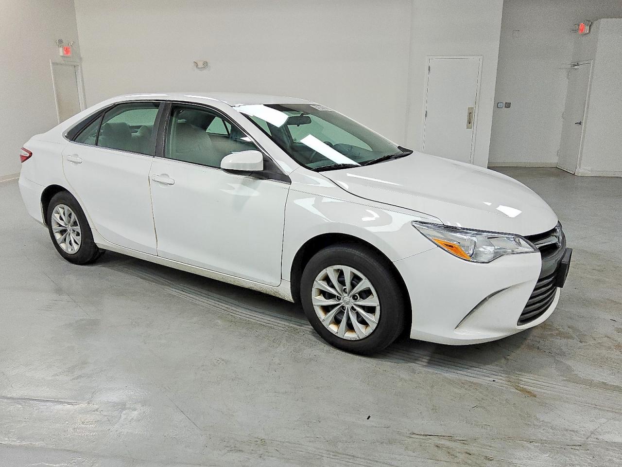 2015 Toyota Camry Le White vin: 4T1BF1FK7FU982029