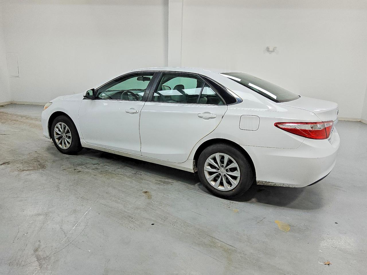 2015 Toyota Camry Le White vin: 4T1BF1FK7FU982029
