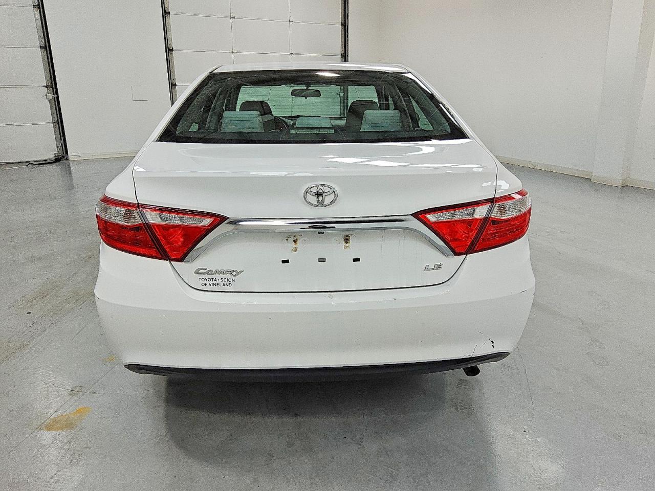 2015 Toyota Camry Le White vin: 4T1BF1FK7FU982029