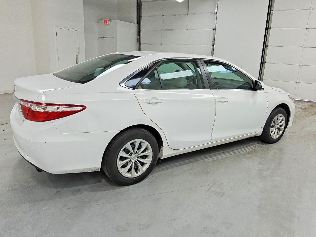 2015 Toyota Camry Le White vin: 4T1BF1FK7FU982029