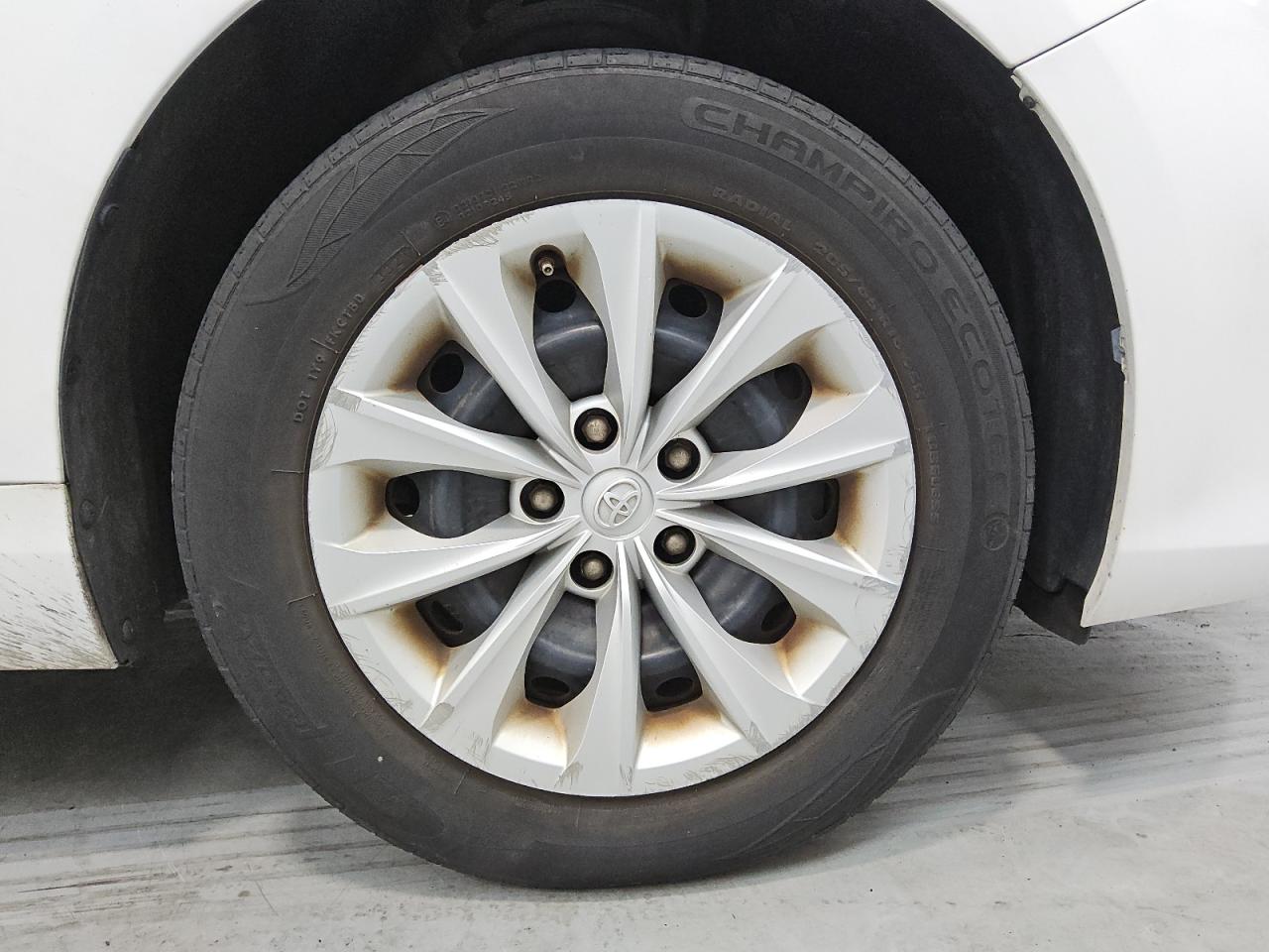 2015 Toyota Camry Le White vin: 4T1BF1FK7FU982029 Damage: Right Front Wheel Cover, Curb Rash, > 12 Inches
