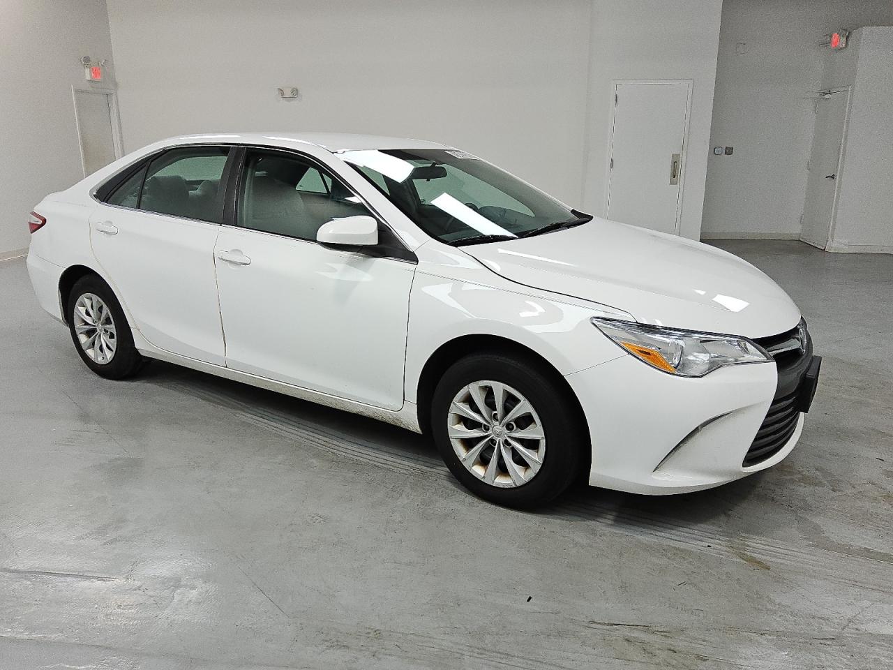 2015 Toyota Camry Le White vin: 4T1BF1FK7FU982029 Damage: Right Rocker Panel, Dent(S) W/ Paint Dmg, 1 To 2 Inches